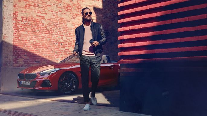 BMW Z4 Родстер в провулку Чоловік у провулку перед BMW Z4 Roadster