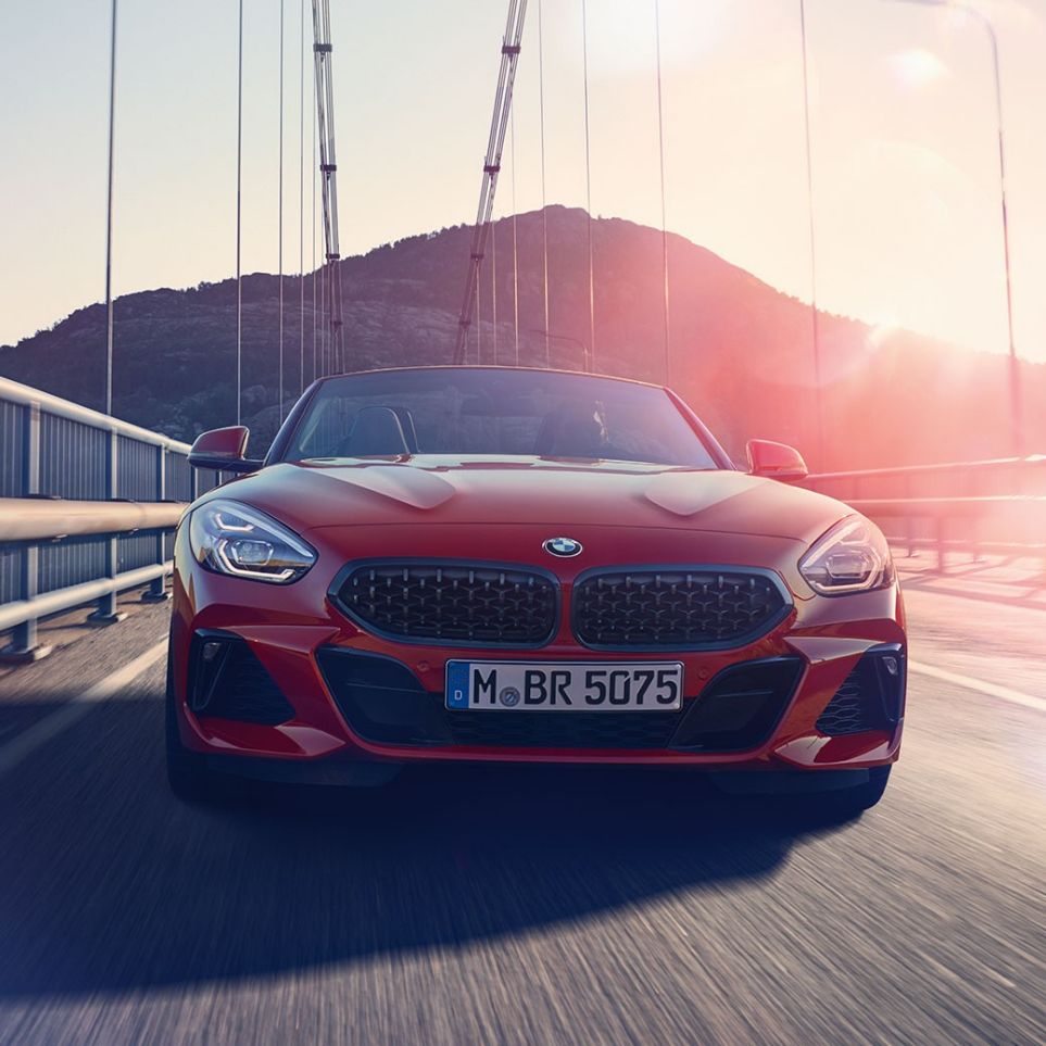 BMW Z4 Родстер на мосту Знімок спереду BMW Z4 Родстер на мосту