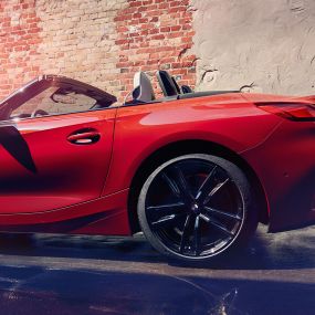 Side shot of the BMW Z4 Roadster Бічний знімок BMW Z4 Roadster перед цегляною стіною