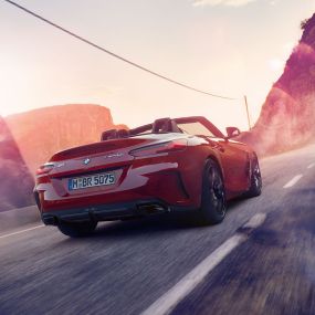 Знімок ззаду BMW Z4 Roadster Знімок ззаду BMW Z4 Roadster на сільській дорозі