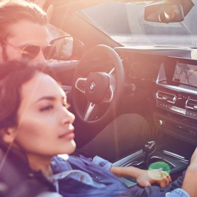 BMW Z4 Roadster з жінкою та чоловіком Чорнява жінка та чоловік у BMW Z4 Roadster