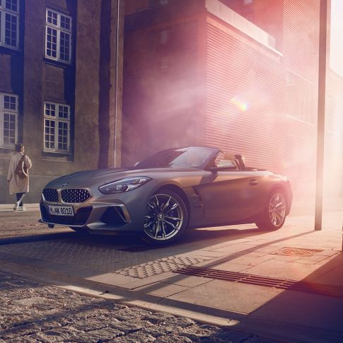 BMW Z4 Родстерr на вулиці Сірий BMW Z4 Родстер на вулиці перед будинком