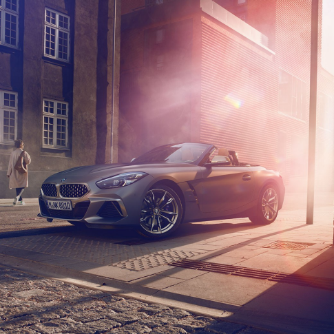 BMW Z4 Родстерr на вулиці Сірий BMW Z4 Родстер на вулиці перед будинком