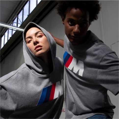 BMW Lifestyle Lookbook 2023, Толстовка з логотипом BMW M унісекс та футболка з логотипом BMW M унісекс BMW Lifestyle Lookbook, гуді з логотипом BMW M унісекс та футболка з логотипом BMW M унісекс