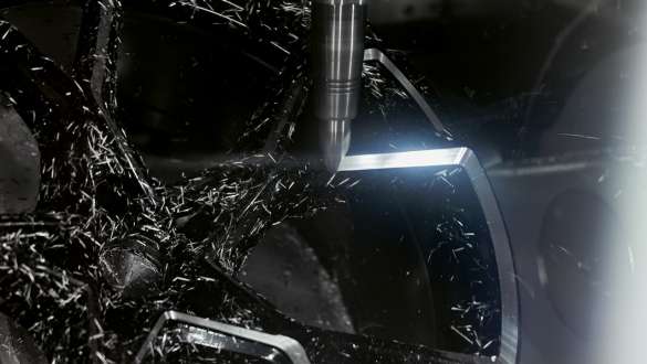 Фрезероване оригінальне колесо BMW зблизька Фрезероване оригінальне колесо BMW зблизька