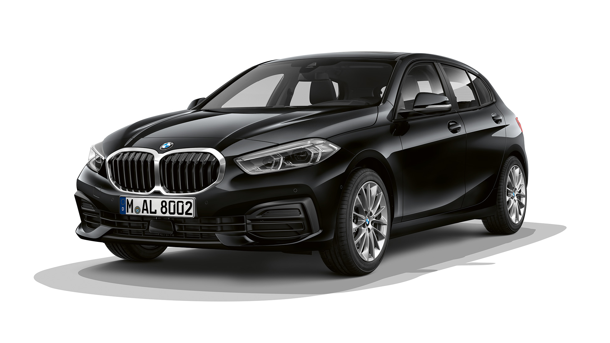 BMW 1 серії модель Advantage, вид спереду з поворотом в три чверті. BMW 1 серії модель Advantage в черном, студійний знімок спереду з поворотом в три чверті.