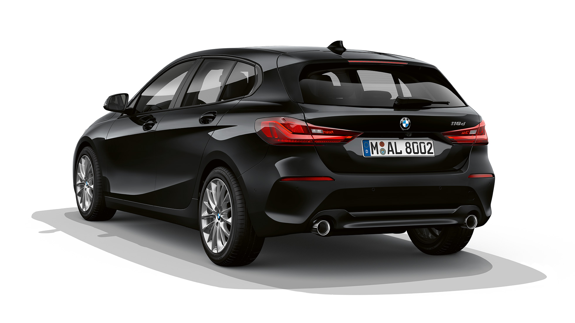 BMW 1 серії модель Advantage, вид ззаду з поворотом в три чверті. BMW 1 серії модель Advantage в черном, студійний знімок ззаду з поворотом в три чверті.