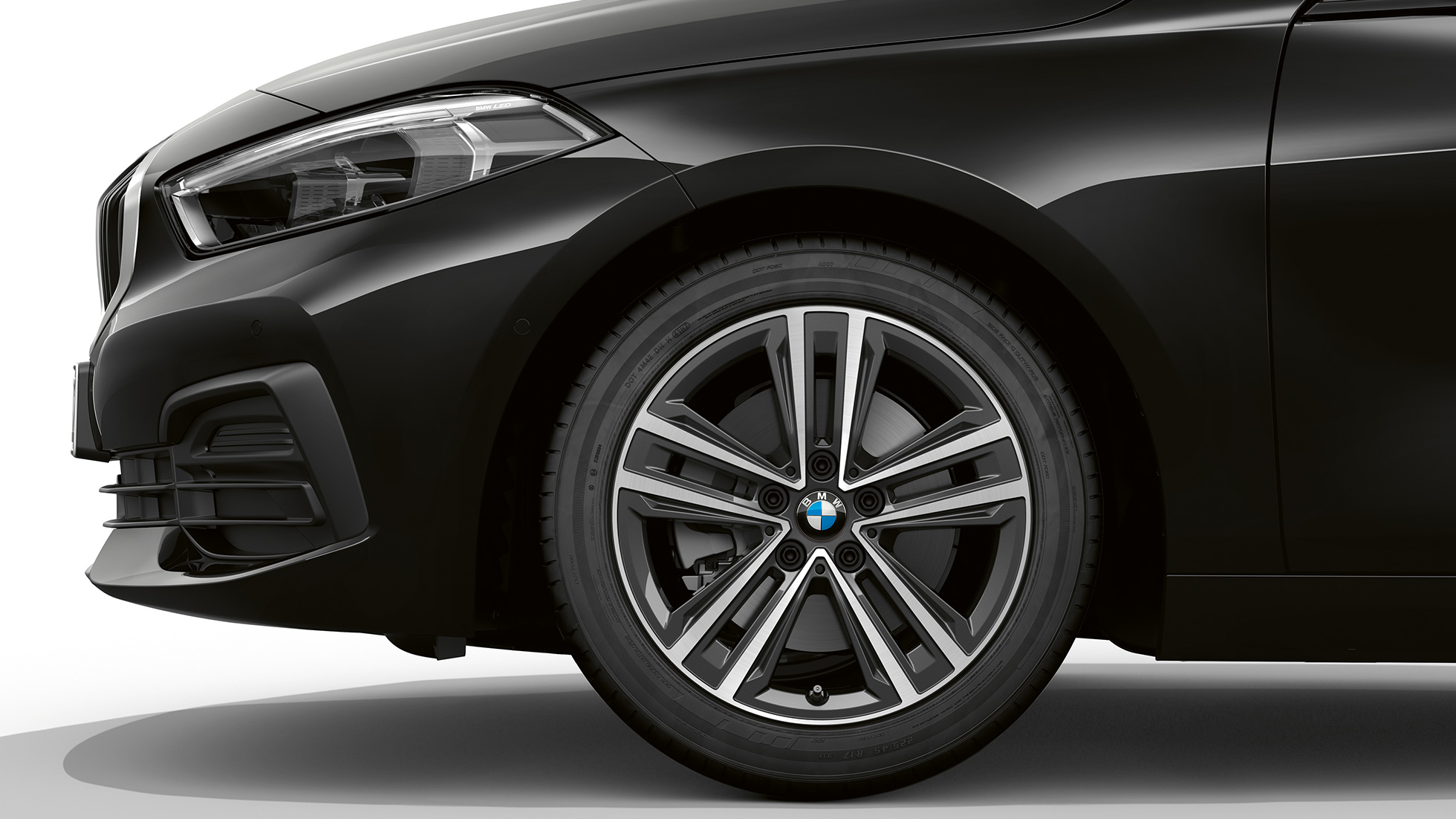 16-дюймові легкосплавні диски із зіркоподібними спицями 517. BMW 1 серії модель Advantage в чорному кольорі, вид збоку спереду з 16-дюймовими легкосплавними дисками із зіркоподібними спицями 517.