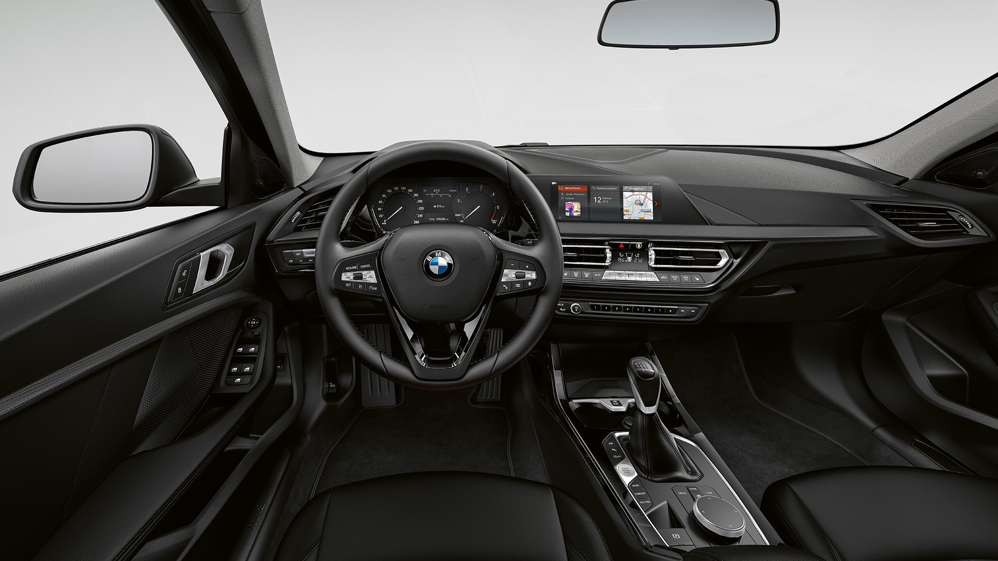 Шкіряне рульове колесо. BMW 1 серії модель Advantage, кабіна зі шкіряним рульовим колесом.