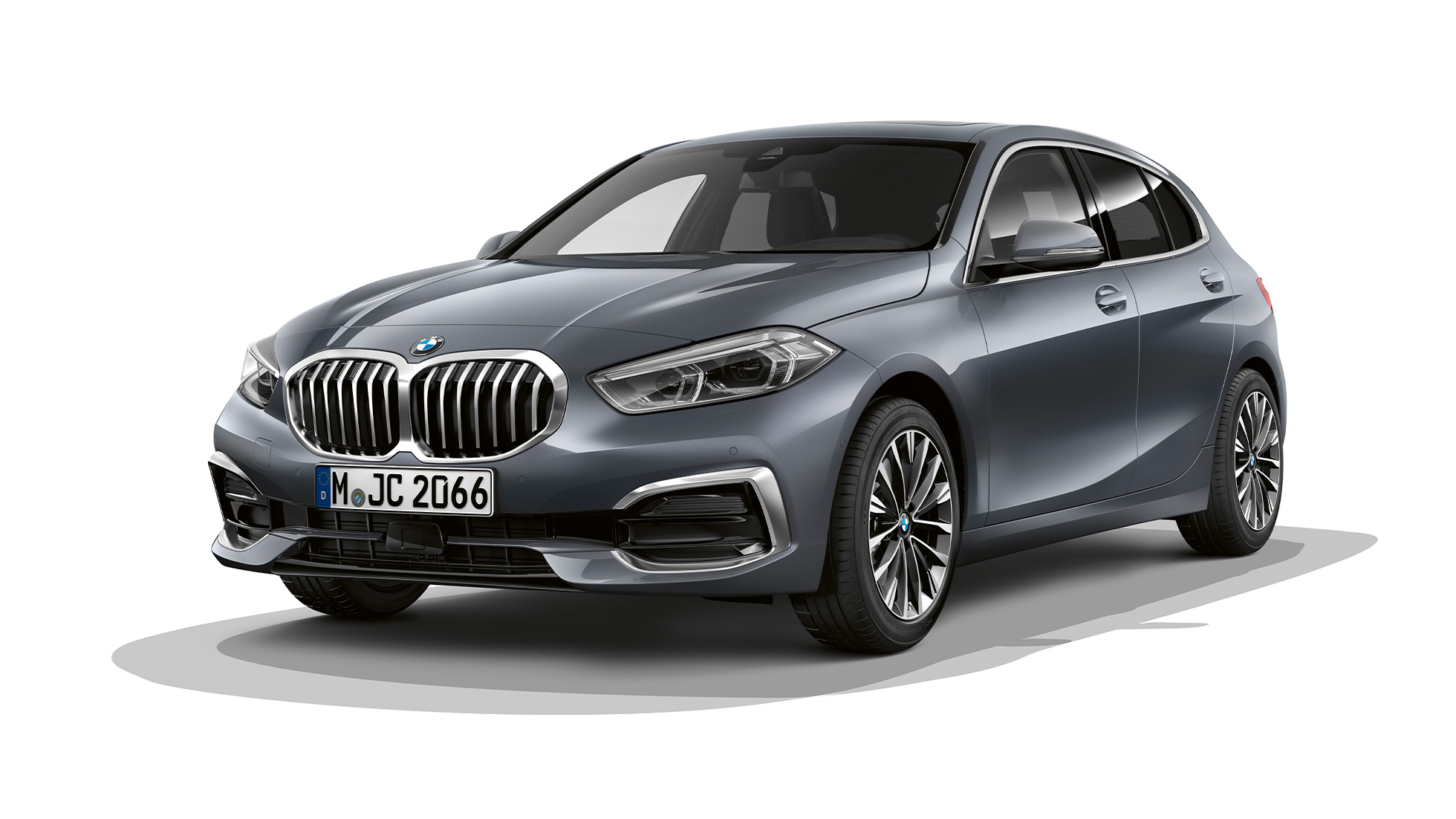 BMW 1 серії модель Luxury Line, вид спереду з поворотом в три чверті. BMW 1 серії модель Luxury Line в Storm Bay металік, студійний знімок спереду з поворотом в три чверті.