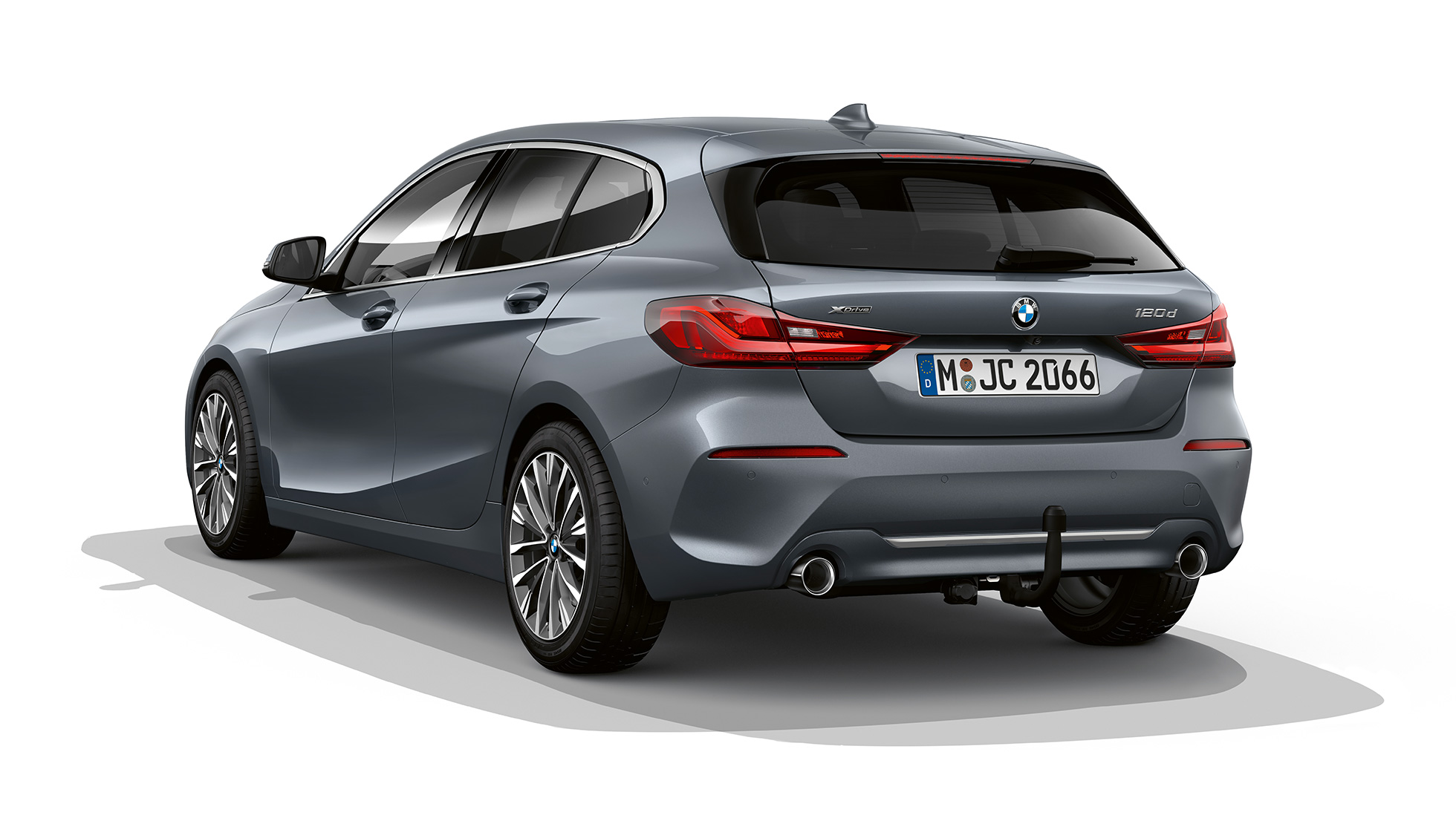 BMW 1 серії модель Luxury Line, вид спереду з поворотом в три чверті. BMW 1 серії модель Luxury Line в Storm Bay металік, студійний знімок ззаду з поворотом в три чверті.