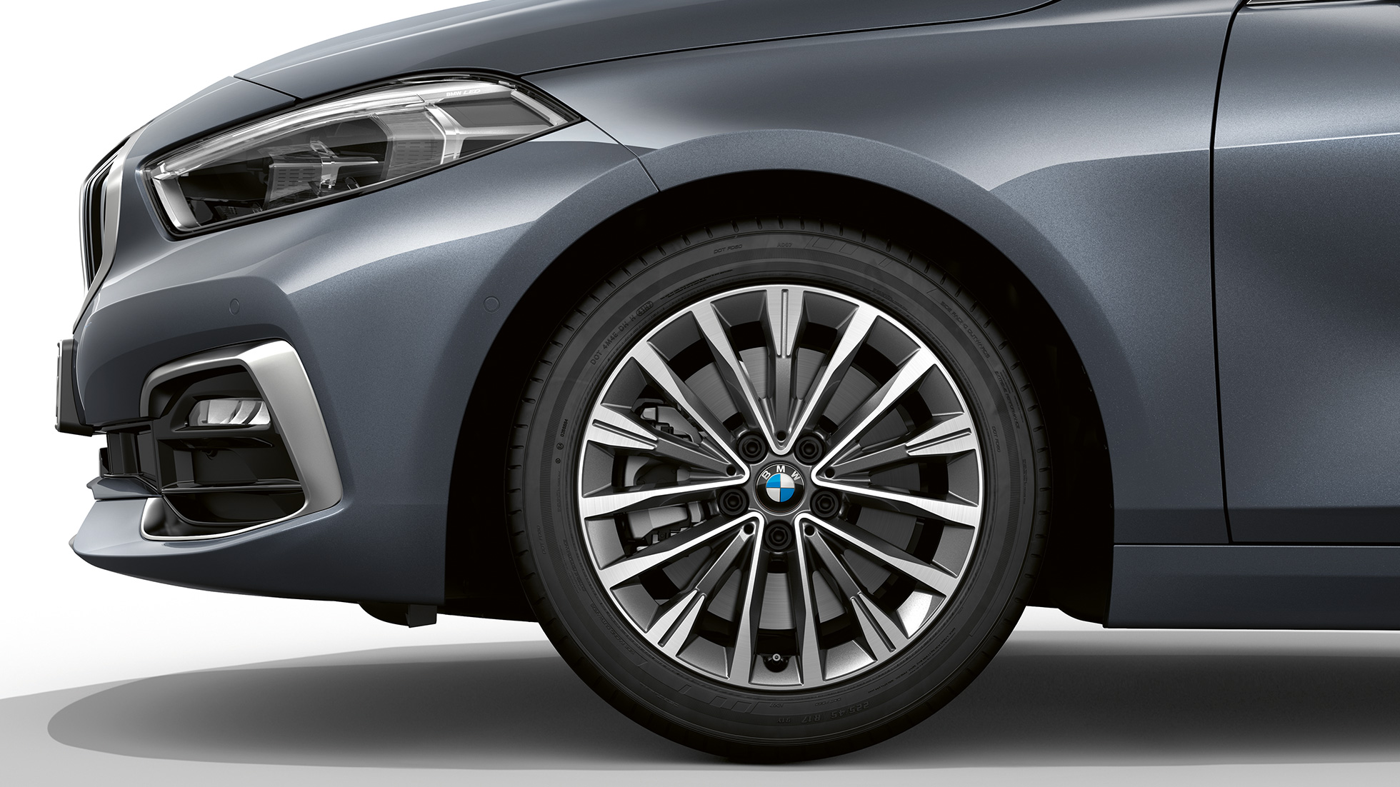 17'' легкосплавні диски в стилі Multispoke 547. BMW 1 серії модель Luxury Line в Storm Bay металік, вид збоку спереду з 17'' легкосплавними дисками в стилі Multispoke 547.