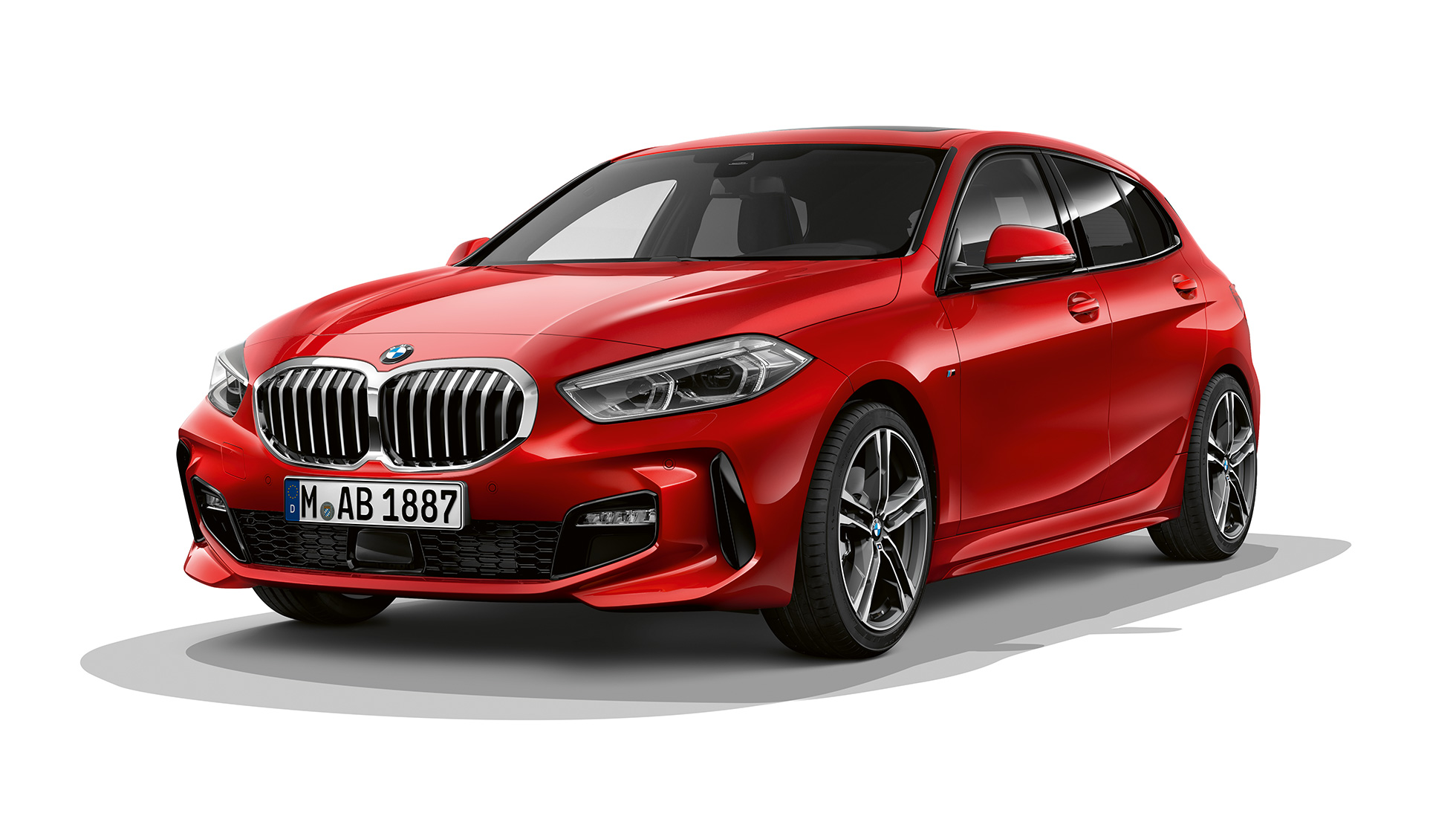 BMW 1 серії модель M Sport, вид спереду з поворотом в три чверті. BMW 1 серії модель M Sport в Melbourne Red металік, студійний знімок спереду з поворотом в три чверті.