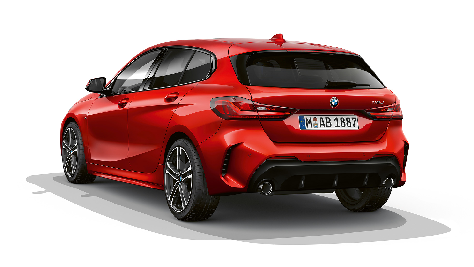 BMW 1 серії модель M Sport, вид ззаду з поворотом в три чверті. BMW 1 серії модель M Sport в Melbourne Red металік, студійний знімок ззаду з поворотом в три чверті.