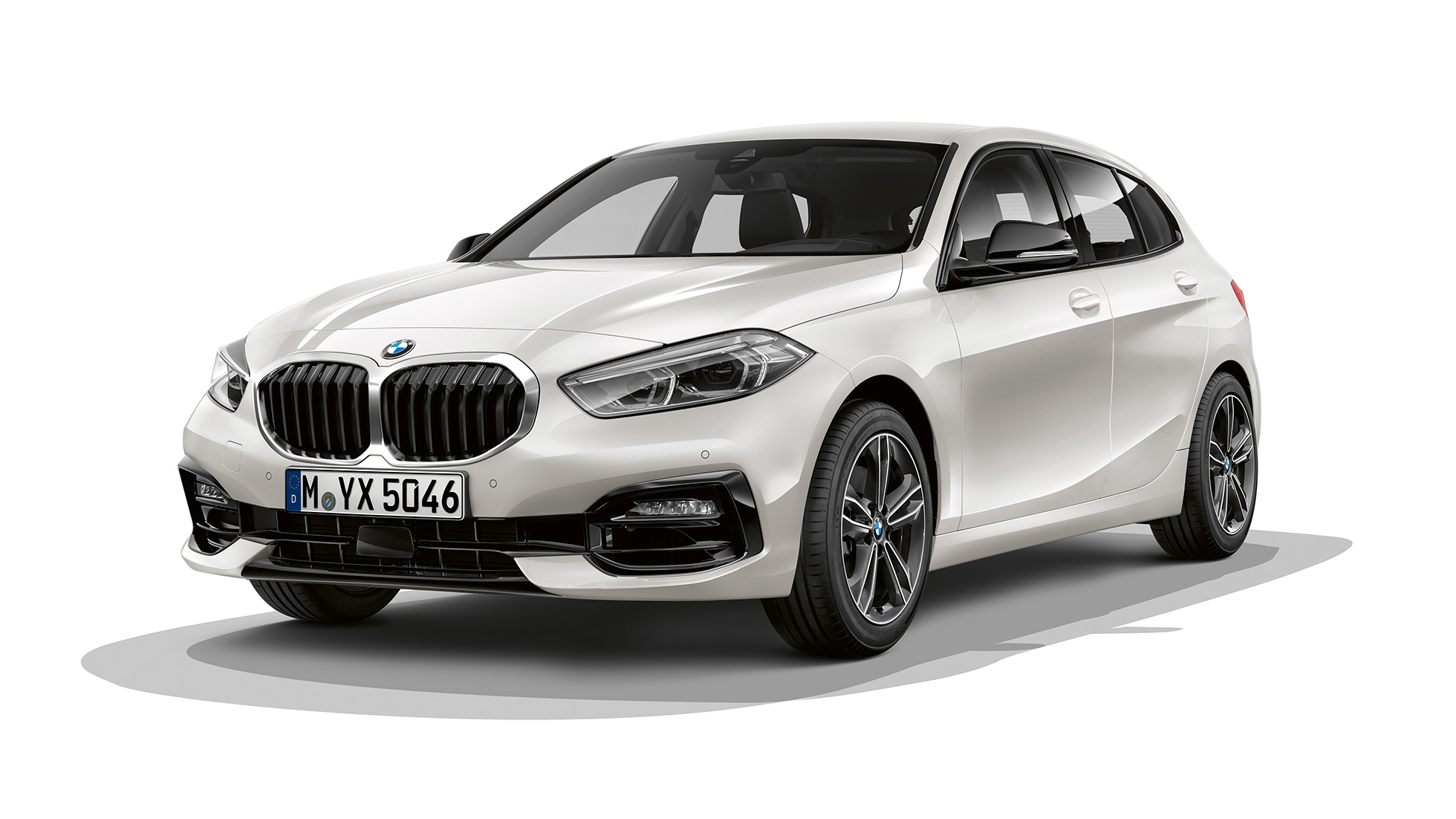 BMW 1 серії модель Sport Line, вид спереду з поворотом в три чверті. BMW 1 серії модель Sport Line в Mineral White металік, студійний знімок спереду з поворотом в три чверті.