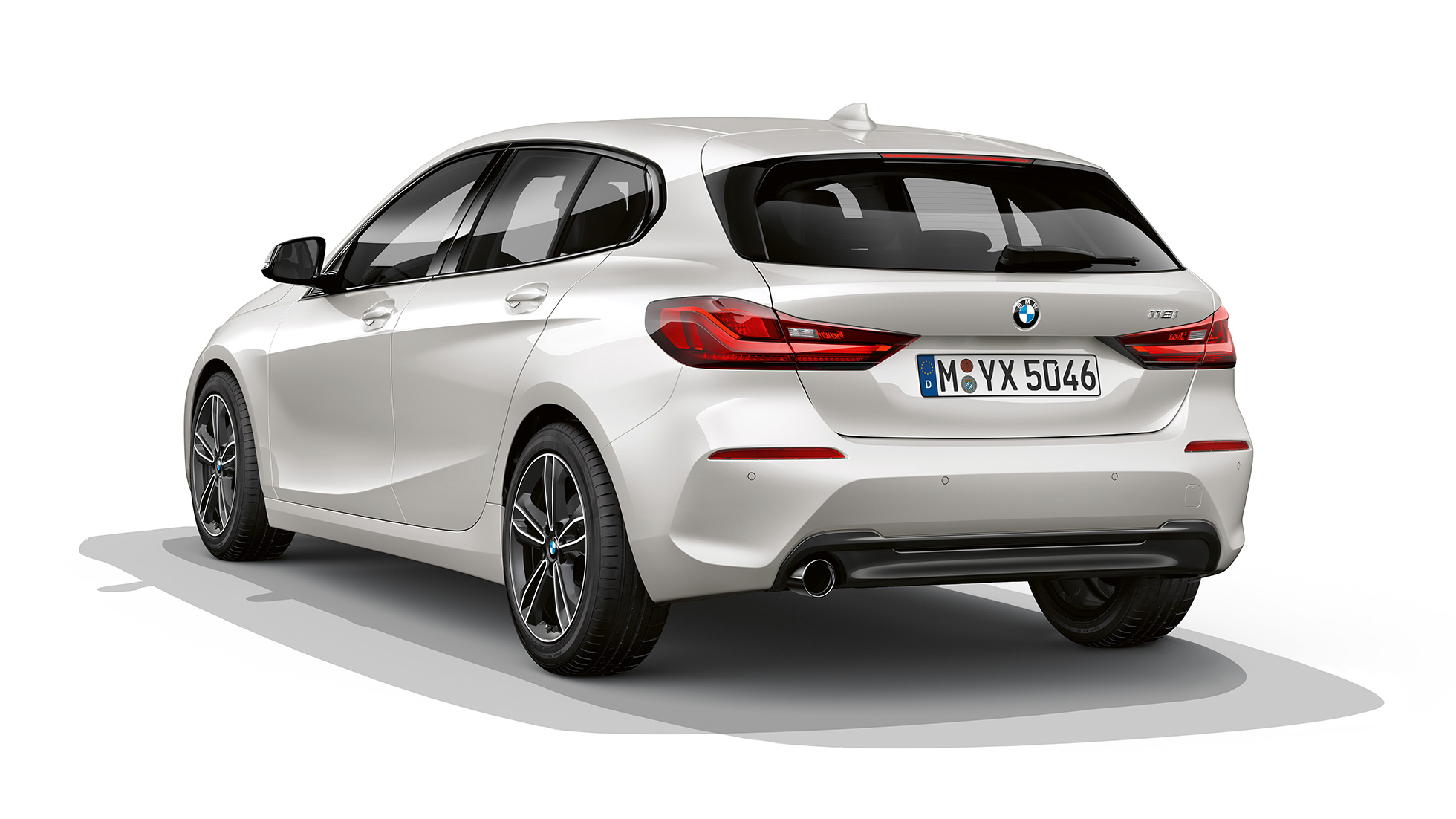 BMW 1 серії модель Sport Line, вид ззаду з поворотом в три чверті. BMW 1 серії модель Sport Line в Mineral White металік, студійний знімок ззаду з поворотом в три чверті.