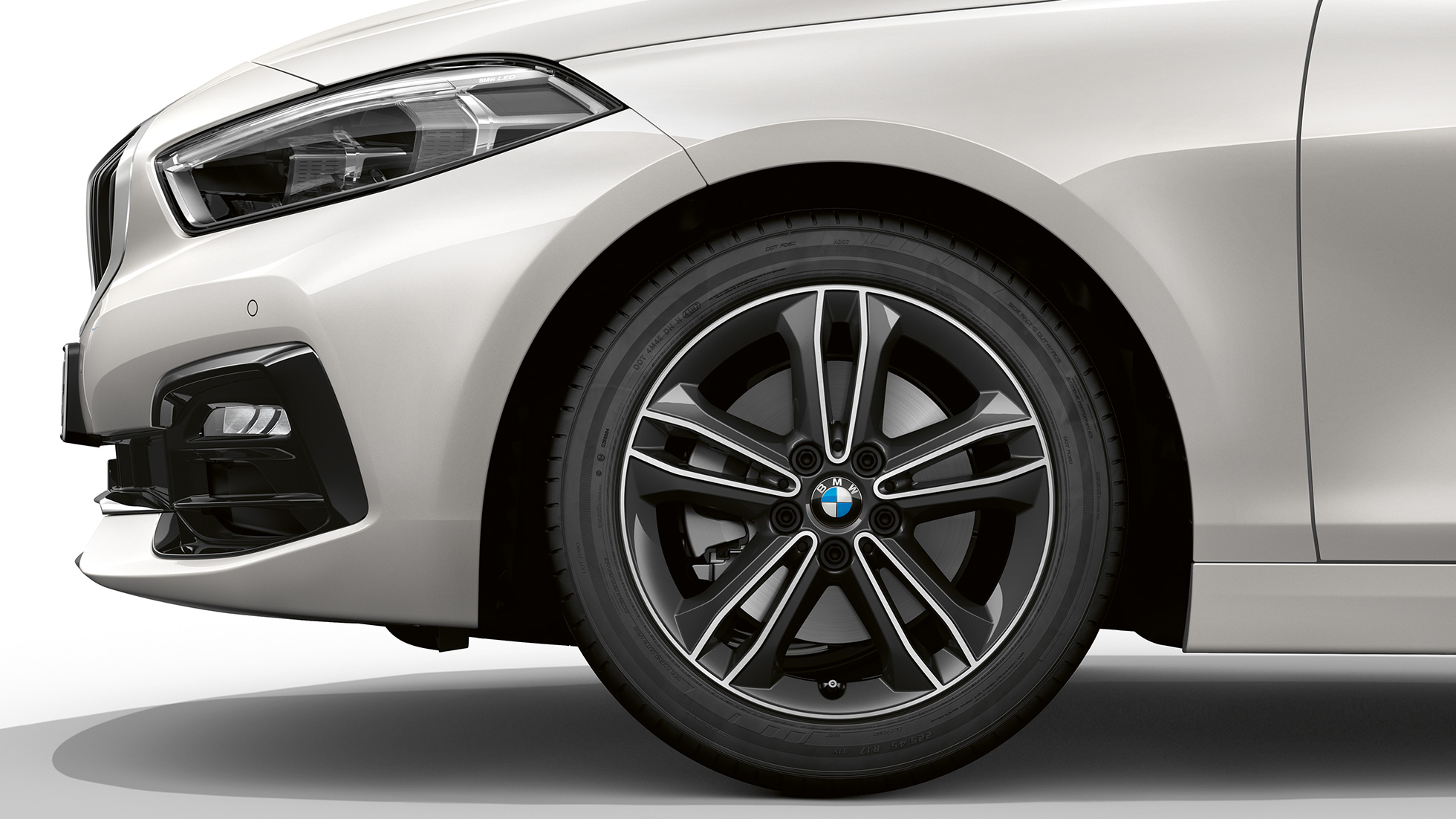 17-дюймові легкосплавні диски з подвійними спицями, стиль 549. BMW 1 серії модель Sport Line в Mineral White металік, спереду збоку з 17-дюймовими легкосплавними дисками з подвійними спицями, стиль 549.
