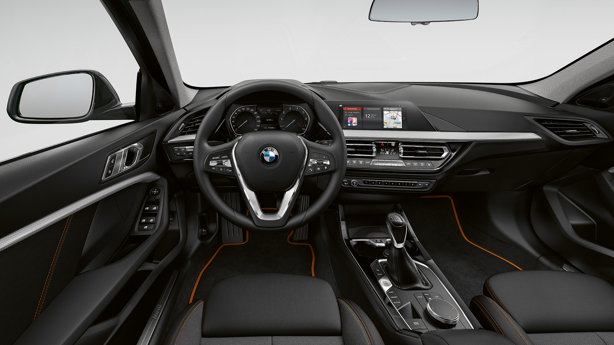 Спортивне шкіряне рульове колесо. BMW 1 серії модель Sport Line, кабіна зі спортивним шкіряним рульовим колесом.
