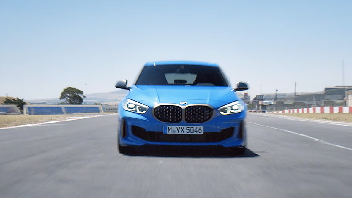Тяга та стабільність водіння. BMW 1 серії з високою тягою і стабільністю водіння.