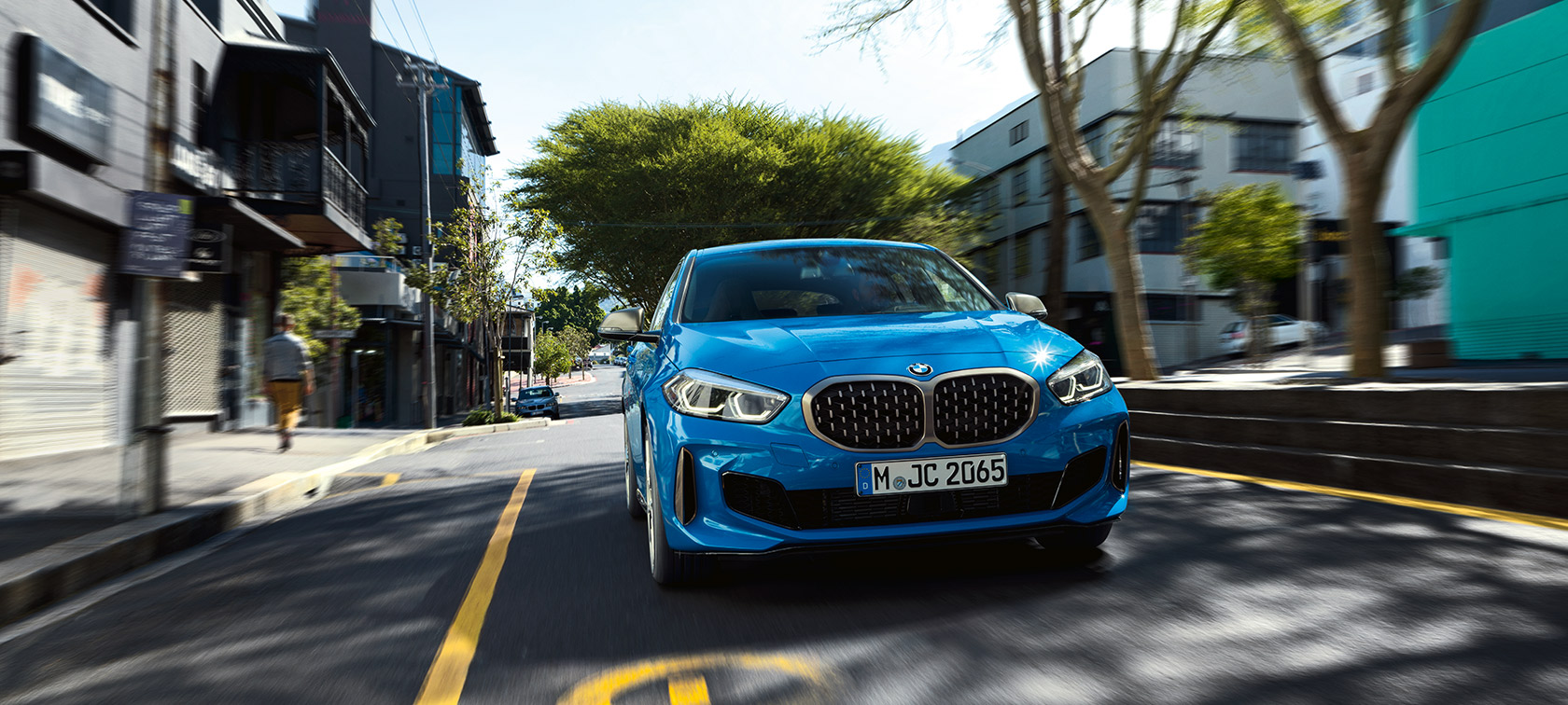 BMW 1 серії F40 у кольорі Misano Blue metallic, вид спереду під час руху