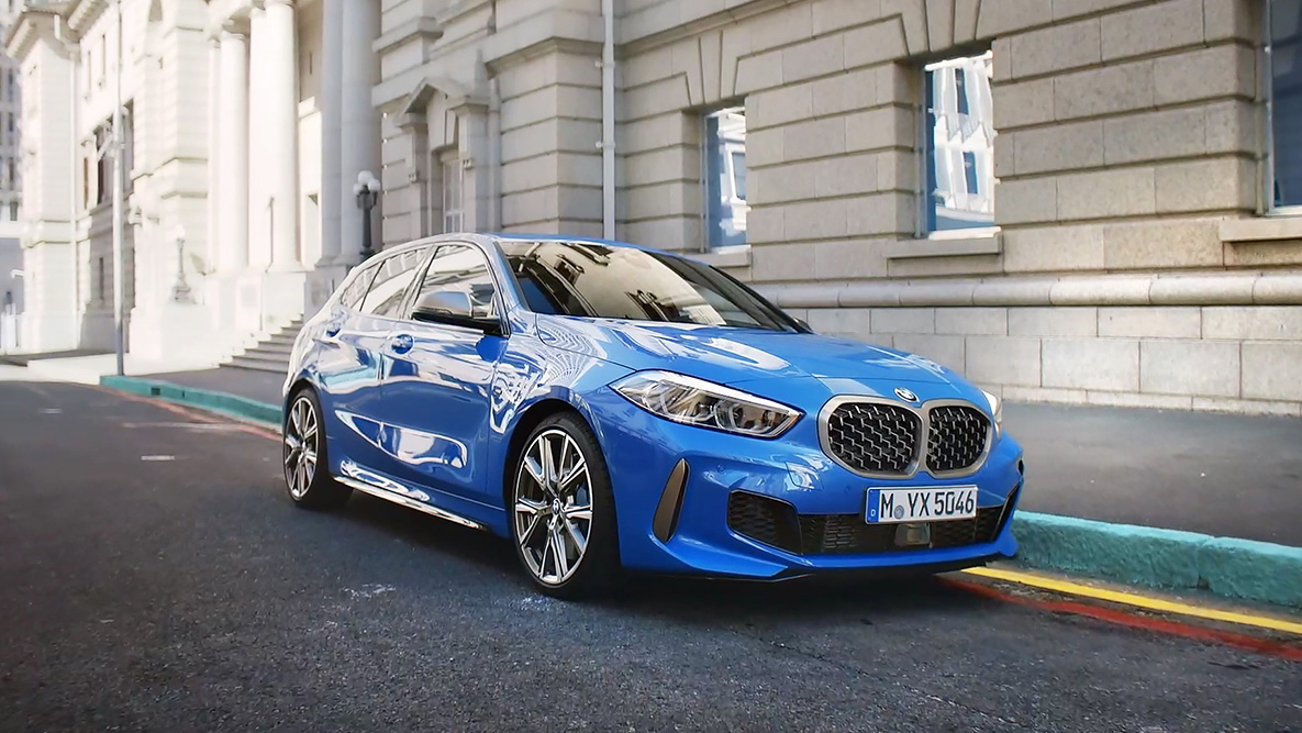 BMW 1 серії F40 на парковці BMW 1 серії F40 у кольорі Misano Blue metallic, вид збоку на парковці
