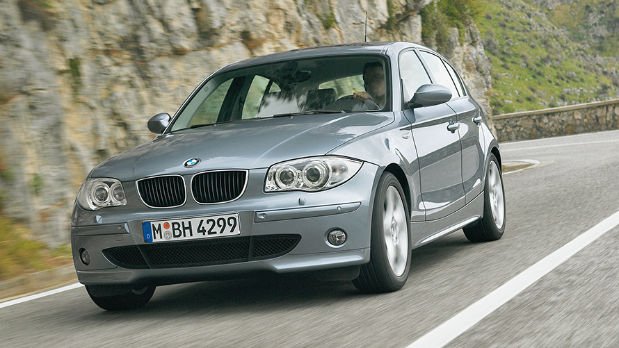 BMW 1 серії (E87) Три чверті вид спереду їде перед пагорбом BMW 1 серії (E87) Три чверті вид спереду їде перед пагорбом