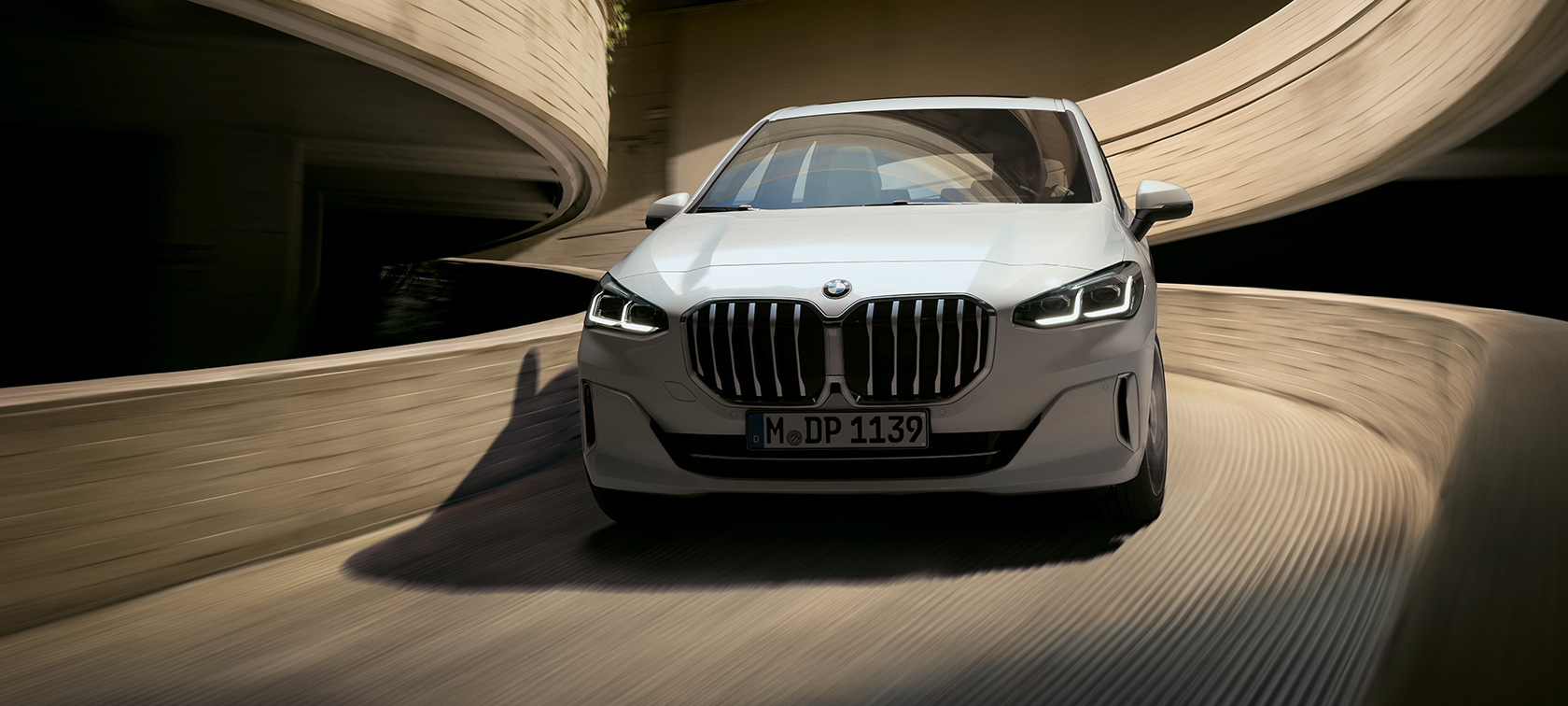 BMW 2 серії Active Tourer U06 2021 у кольорі Mineral White металік, вид спереду в русі на парковці