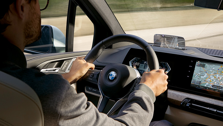 BMW 2 серії Active Tourer U06 2021, кокпіт із системами допомоги водієві BMW 2 серії Active Tourer U06 2021, кокпіт із системами допомоги водієві з людиною за кермом