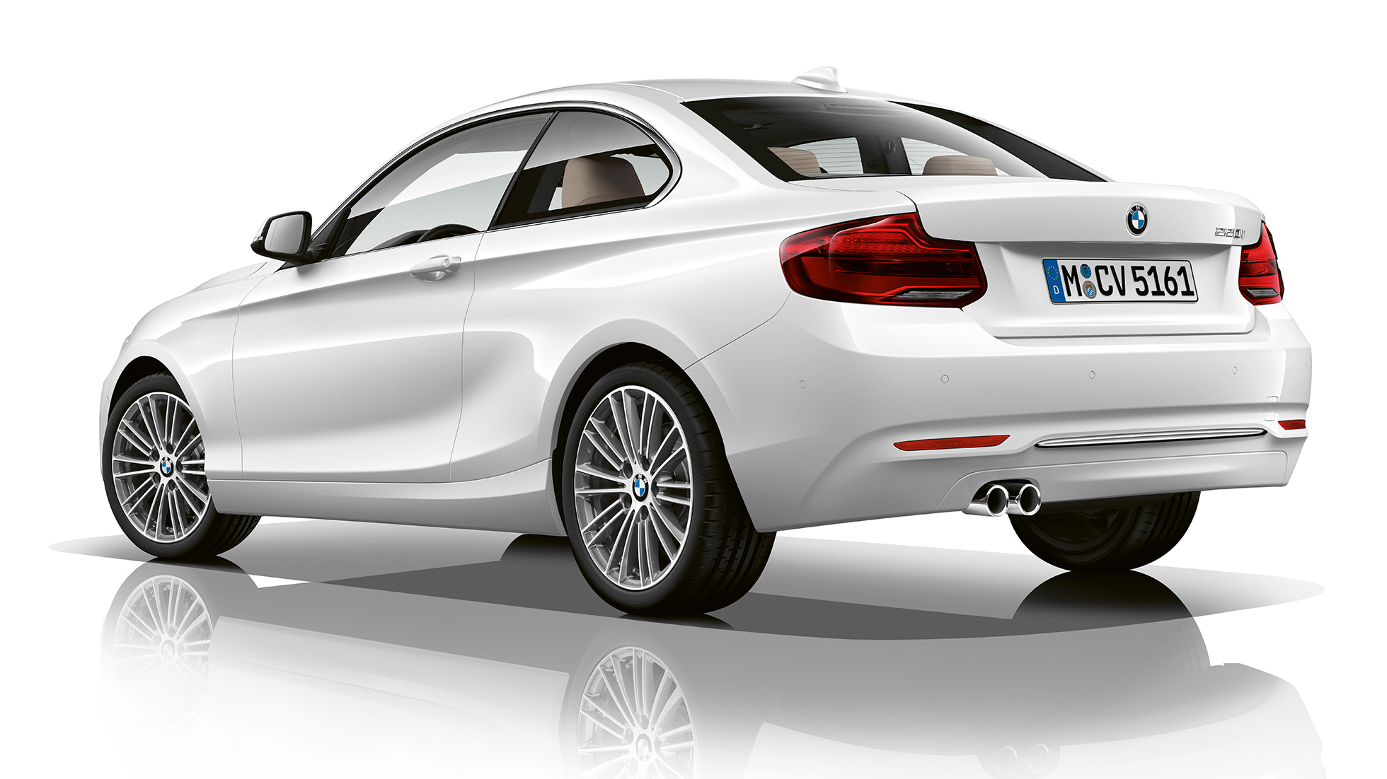 BMW 2 серії Coupé, модель Luxury Line вид ззаду з поворотом в три чверті BMW 2 серії Coupé, модель Luxury Line вид ззаду з поворотом в три чверті