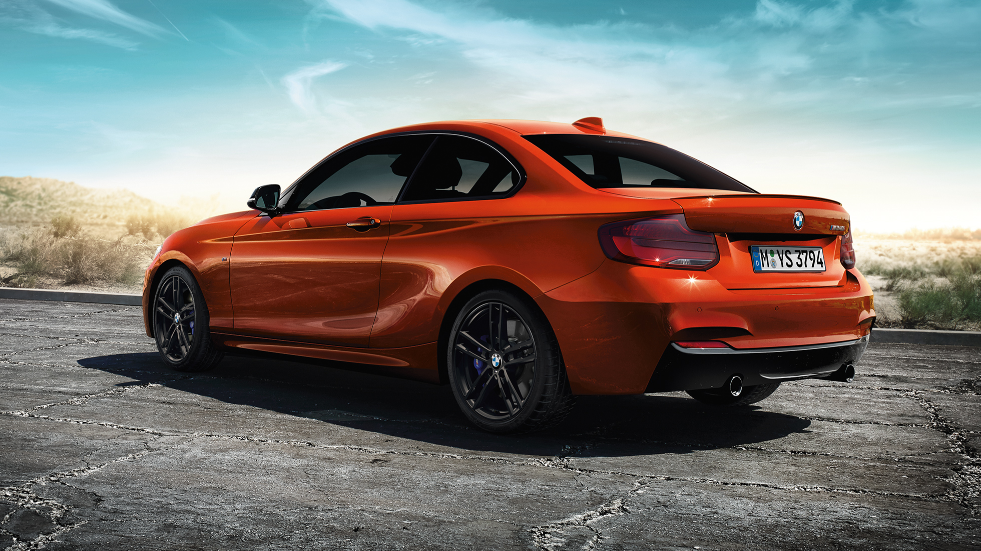 BMW 2 серии Coupé, вид сзади с поворотом в три четверти BMW 2 серии Coupé, вид сзади с поворотом в три четверти