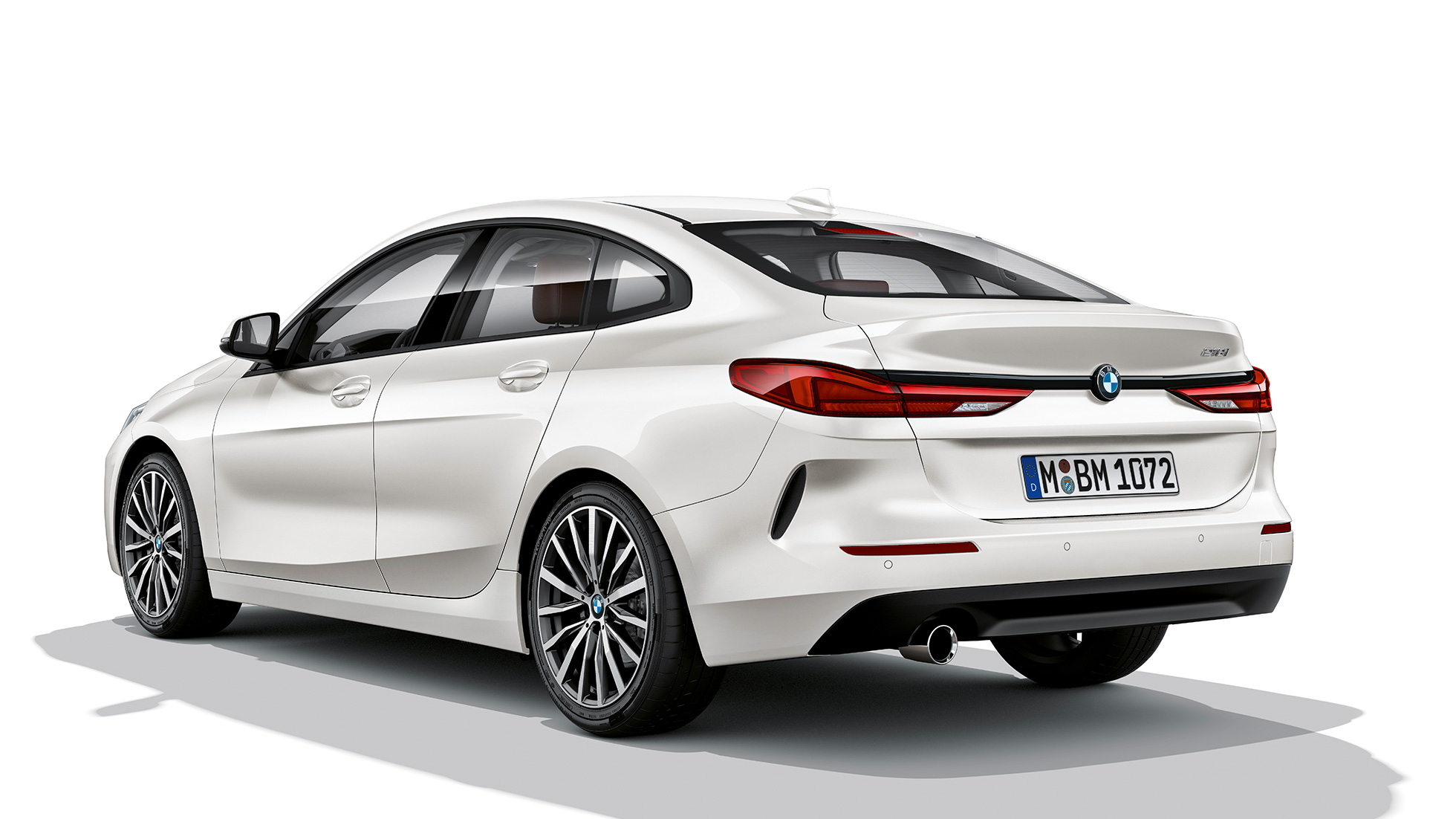 Легкосплавні диски BMW 2 серії Gran Coupé Модель Advantage Легкосплавні диски BMW 2 серії Gran Coupé Модель Advantage Mineral White F44 вид ззаду з поворотом в три чверті