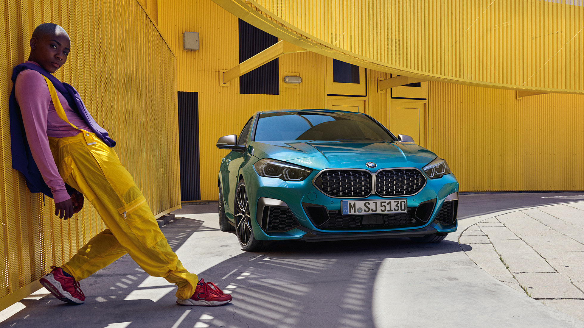 Передня частина BMW 2 Series Gran Coupé BMW 2 серії Gran Coupé з подвійною решіткою в сітчастому дизайні Snapper Rocks Blue металік F44 вид спереду з поворотом в три чверті