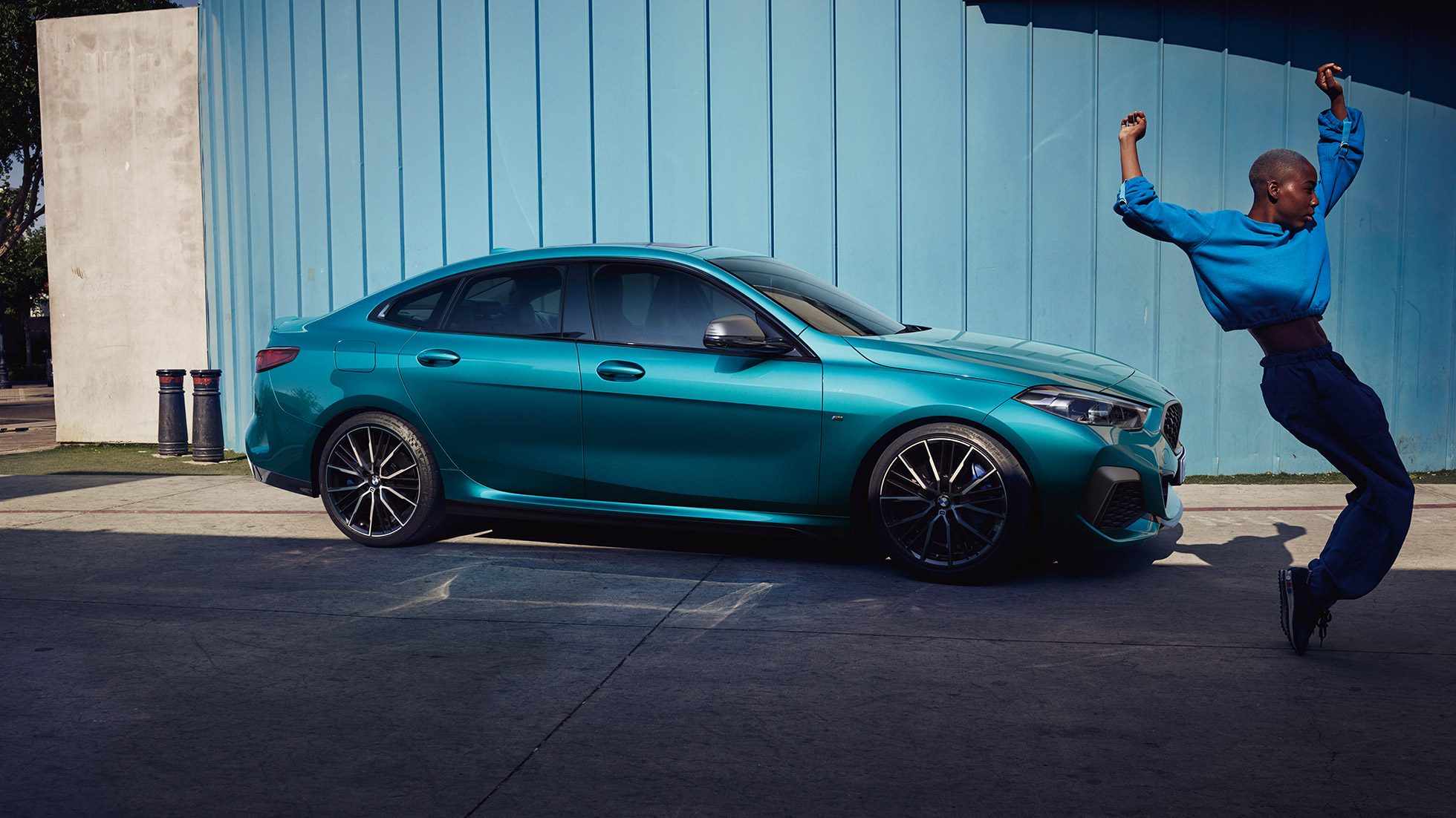 Привабливий силует купе BMW 2 серії Gran Coupé Привабливий силует купе BMW 2 серії Gran Coupé Snapper Rocks Blue металік F44, вид збоку