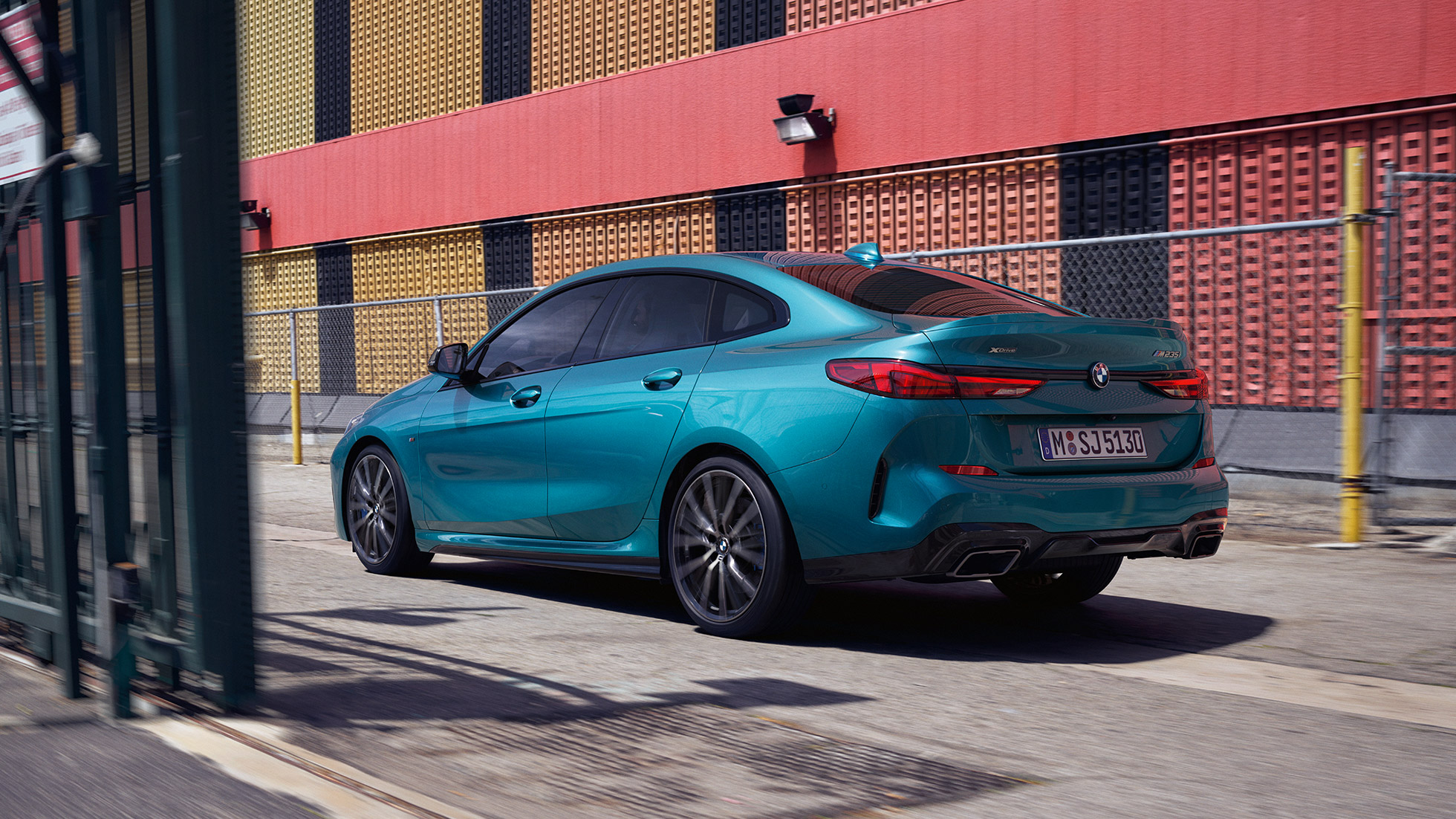 Прогресивний дизайн BMW 2 серії Gran Coupé Прогресивний дизайн BMW 2 серії Gran Coupé Snapper Rocks Синій металік F44 вид збоку з поворотом у три четверти