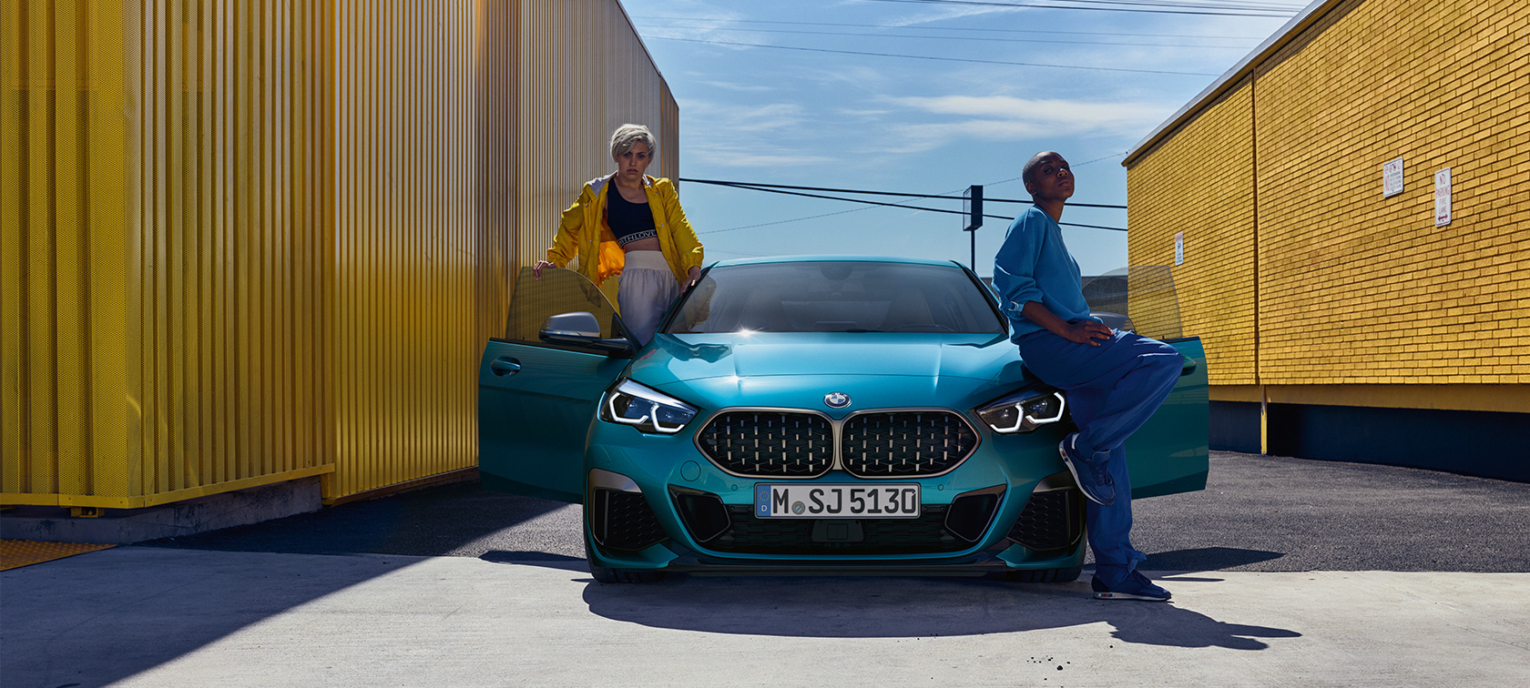 BMW 2 серії Gran Coupé вид спереду з відкритими передніми дверима BMW 2 серії Gran Coupé Snapper Rocks Blue металік F44 вид спереду з відкритими передніми дверима