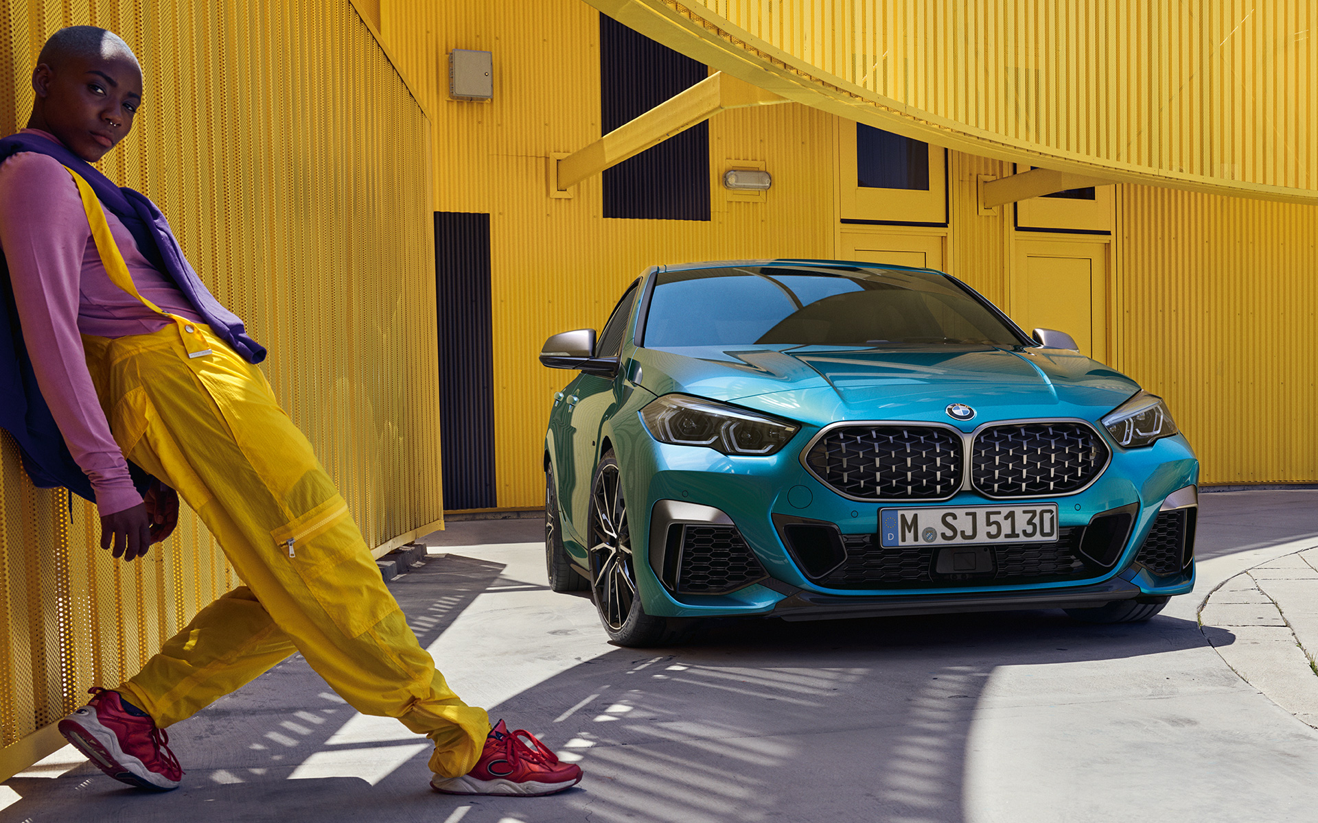 BMW 2 серії Gran Coupé F44 з подвійною решіткою радіатора в сітчастому дизайні у кольорі Snapper Rocks Blue metallic, вид спереду на три чверті
