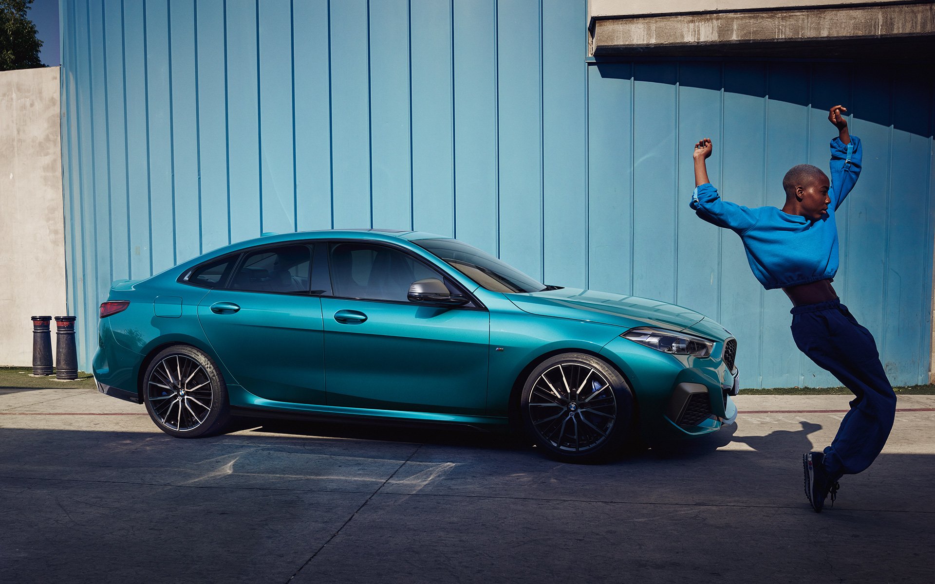 Привабливий силует купеBMW 2 серії Gran Coupé F44 у кольорі Snapper Rocks Blue metallic, вид збоку