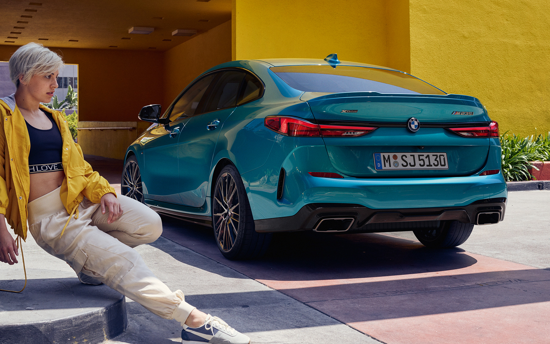 Потужна задня частина BMW 2 серії Gran Coupé F44 у кольорі Snapper Rocks Blue metallic, вид збоку на три чверті