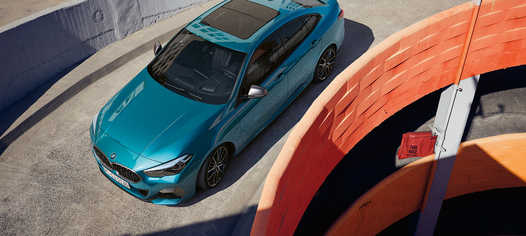 BMW 2 серії Gran Coupé F44 у кольорі Snapper Rocks Blue metallic, вид спереду зверху зна три чверті BMW 2 серії Gran Coupé F44 у кольорі Snapper Rocks Blue metallic, вид спереду зверху на дах на три чверті
