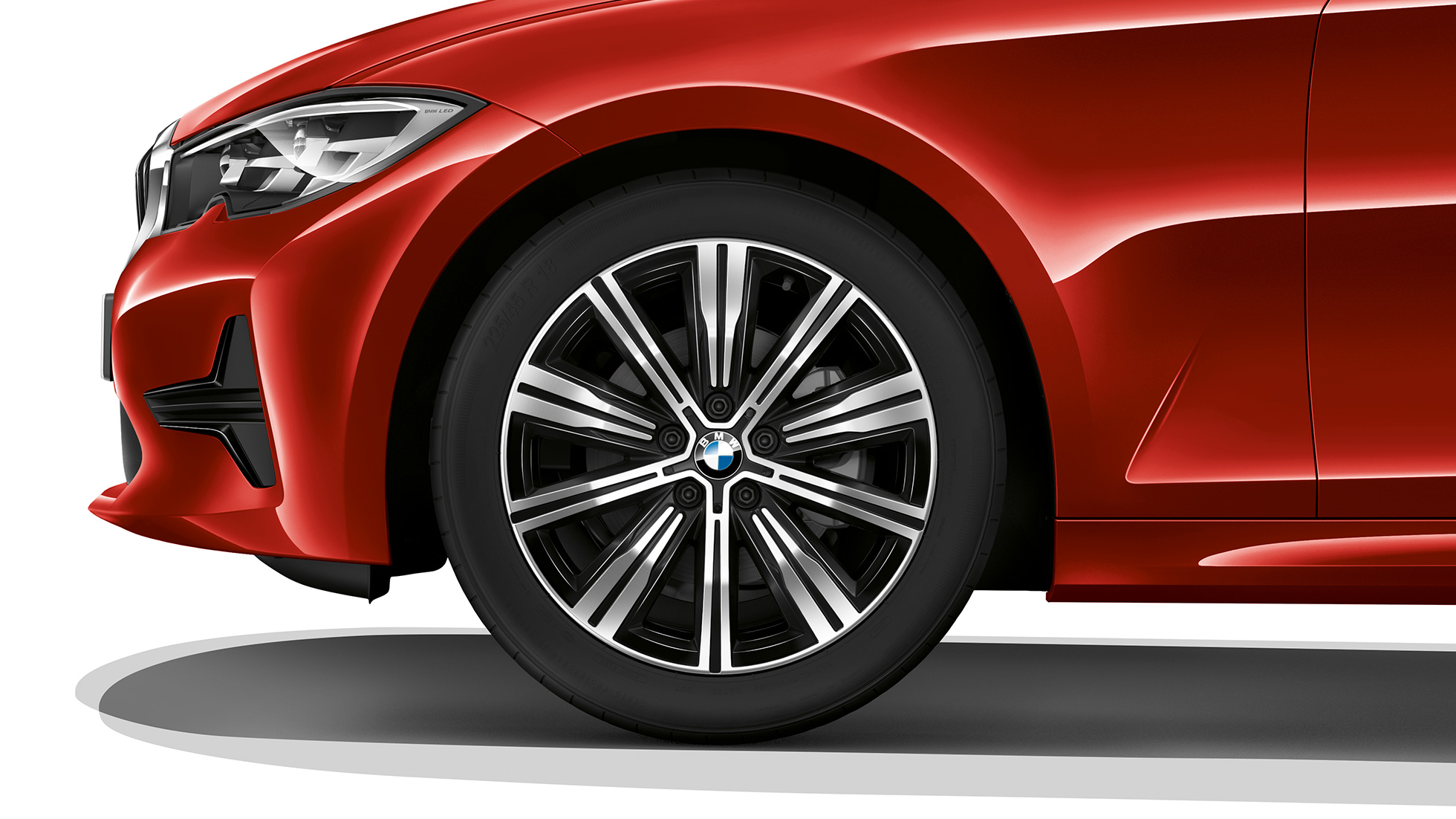 BMW 3 серії Седан, модель Advantage, легкосплавні диски. Крупний план легкосплавних дисків седана BMW 3 серії Advantage.