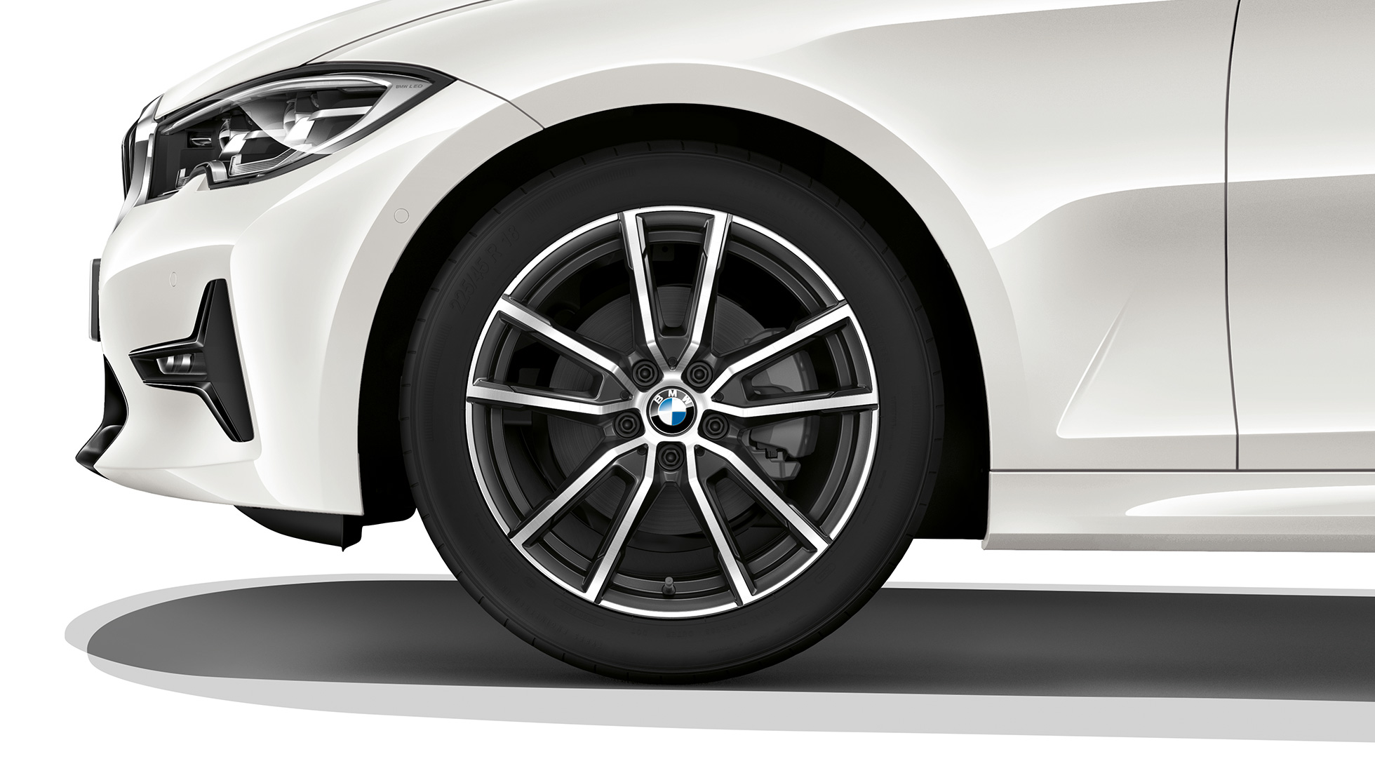 BMW 3 серії Седан, модель Sport Line, легкосплавні диски. Крупний план легкосплавних дисків седана BMW 3 серії Sport Line.