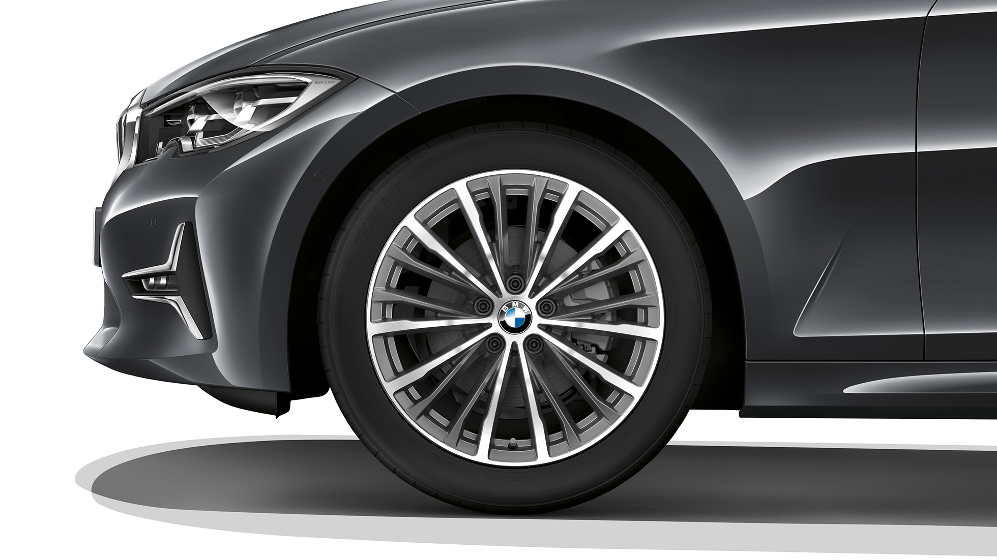 BMW 3 серії Седан, модель Luxury Line, легкосплавні диски. Крупний план легкосплавних дисків седана BMW 3 серії Luxury Line.