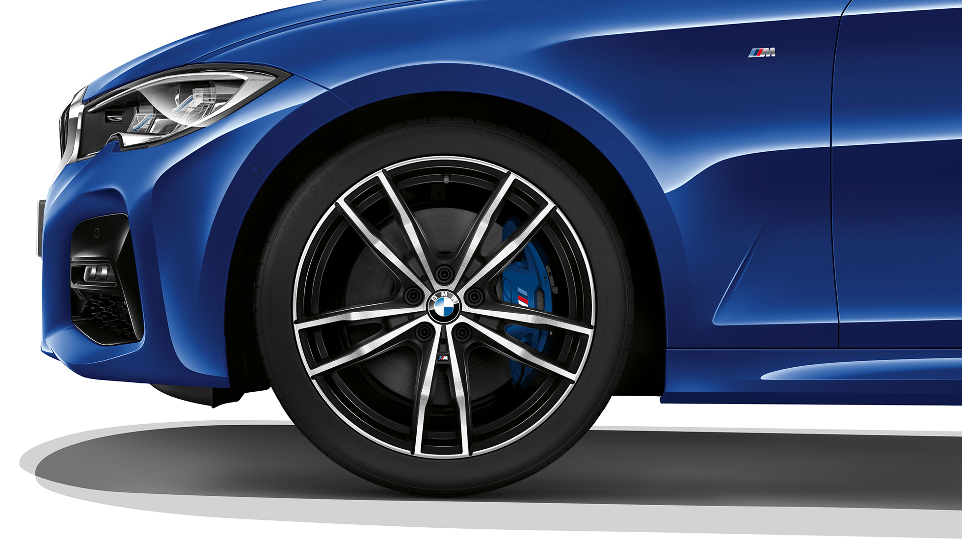 BMW 3 серії Седан, модель M Sport, легкосплавні диски. Крупний план легкосплавних дисків седана BMW 3 серії M Sport.