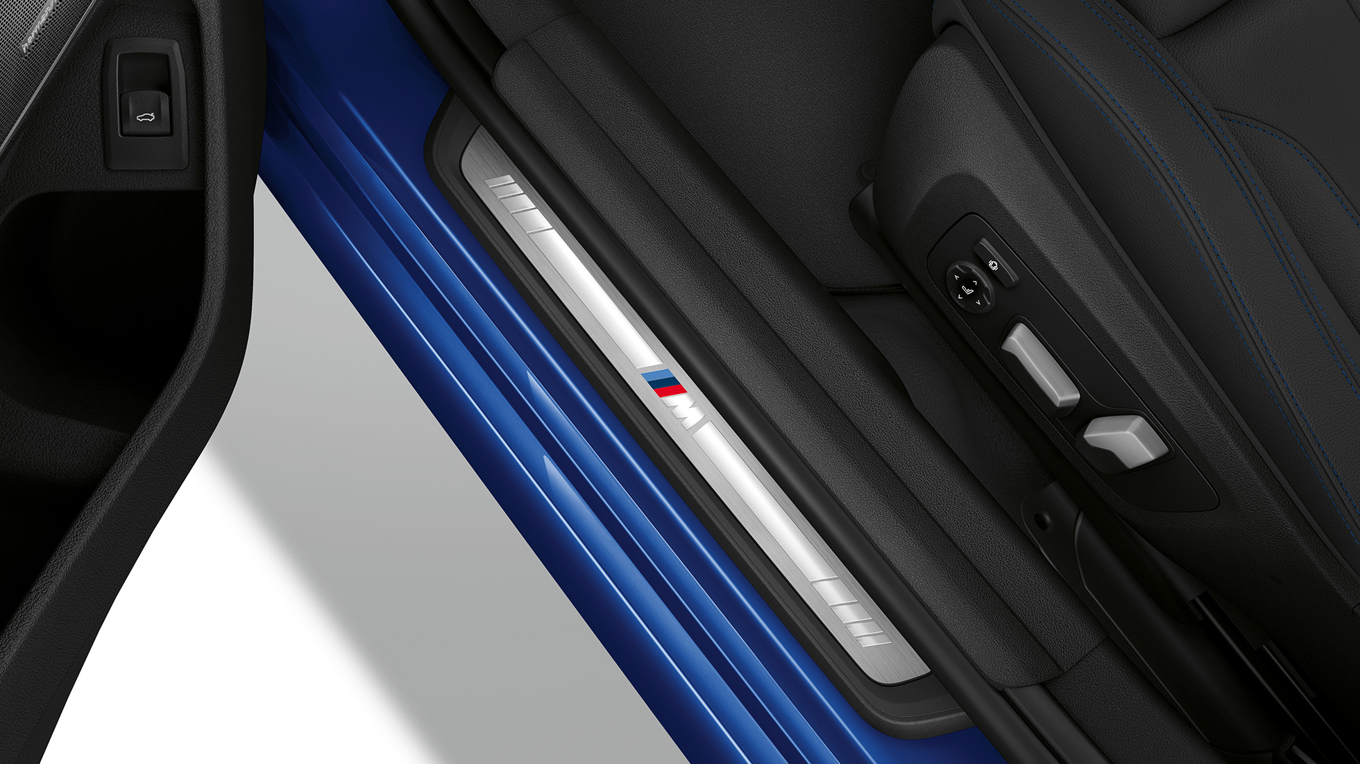BMW серії 3 Седан M Sport, пороги. Вид зверху на пороги седана BMW 3 серії M Sport.