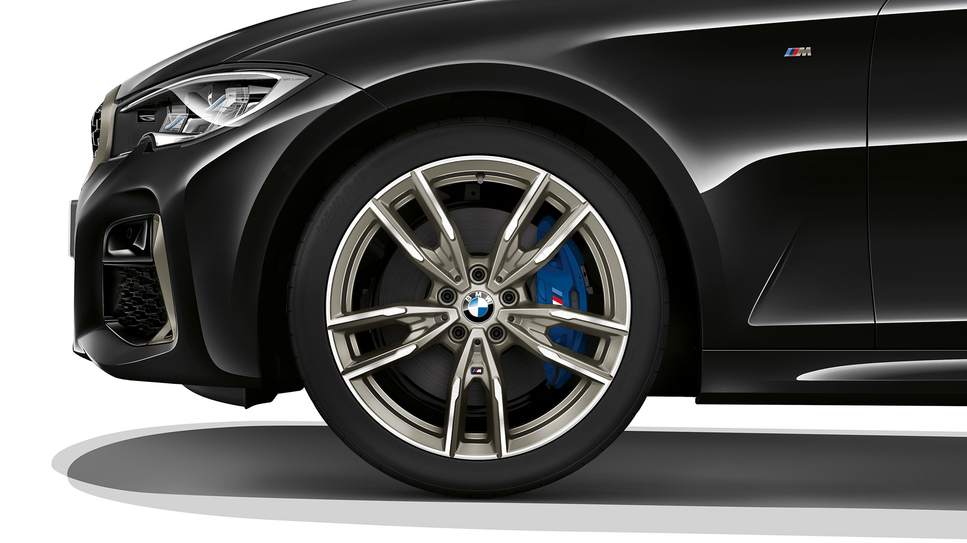BMW 3 серії Седан M340i xDrive, легкосплавні диски. Крупний план легкосплавних дисків седана BMW 3 серії M340i xDrive.