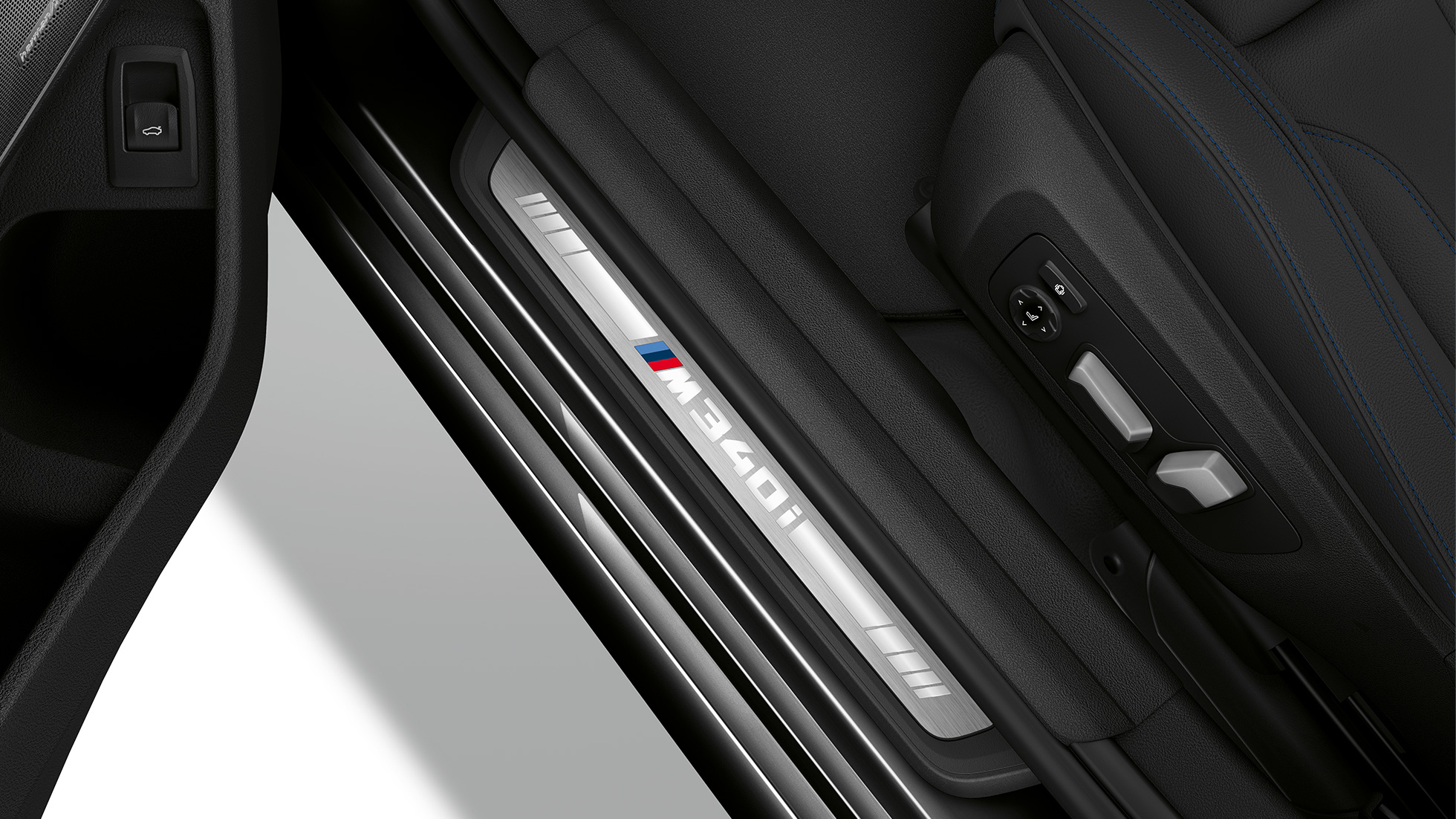 BMW серії 3 Седан M340i xDrive, пороги. Вид зверху на пороги седана BMW 3 серії M340i xDrive.