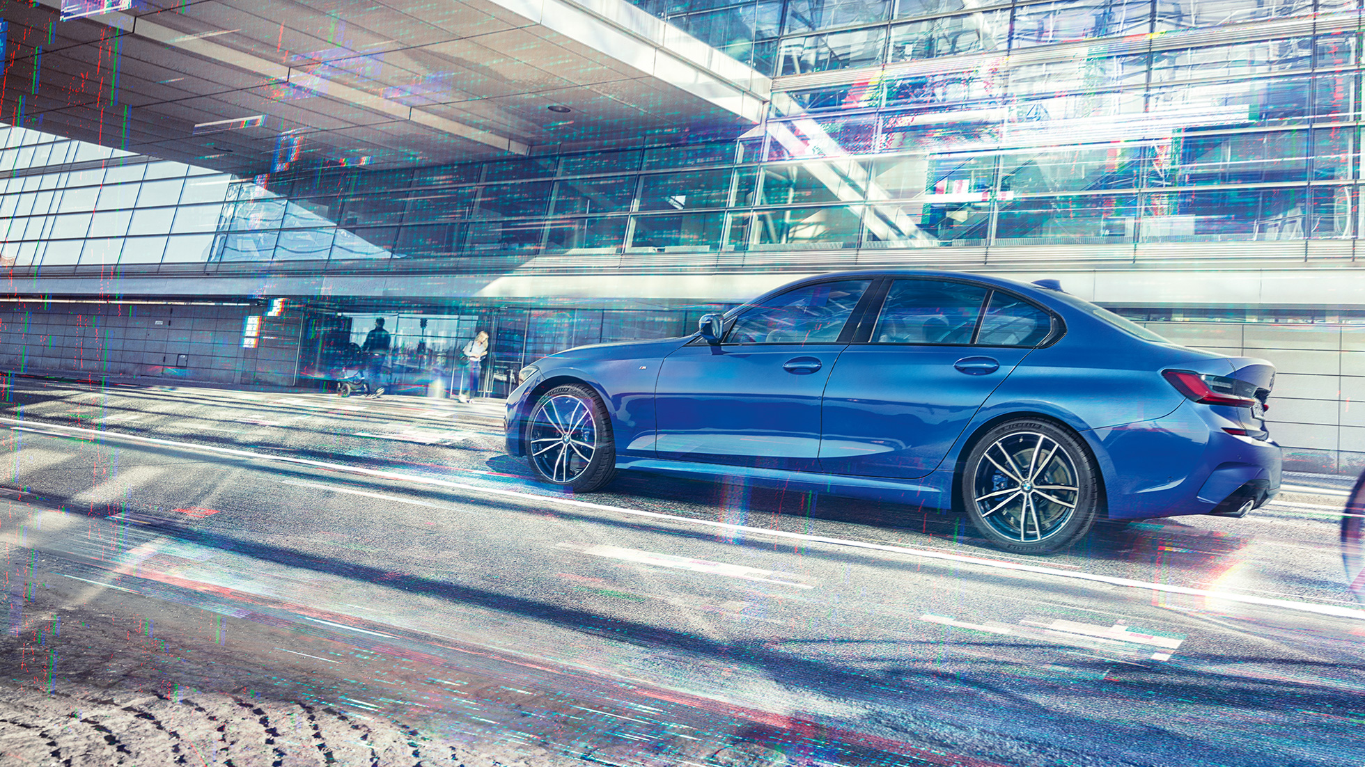 BMW 3 серії Седан, вид збоку. Боковий знімок седана BMW 3 серії в день перед скляним будівлею.