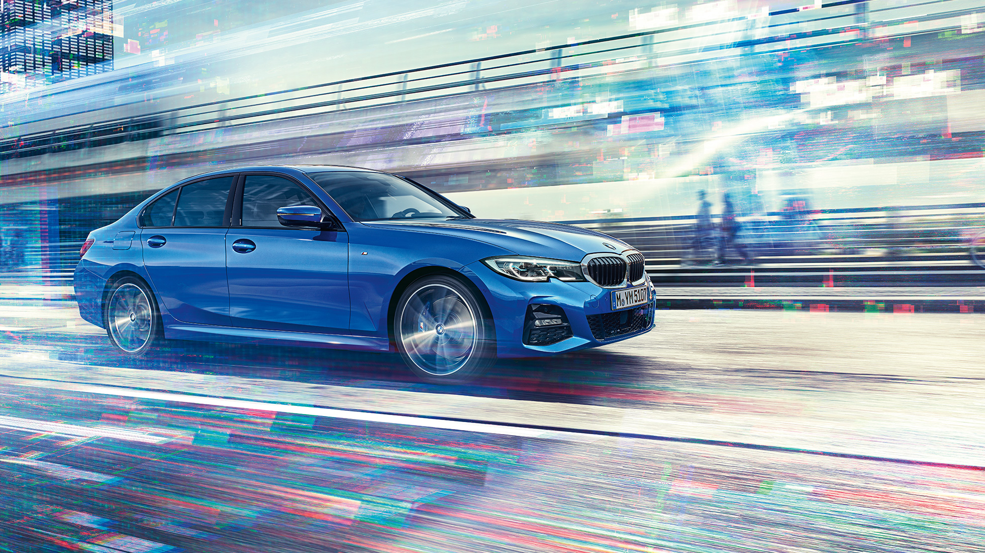 BMW 3 серії Седан, вид збоку в русі. Боковий знімок седана BMW 3 серії в русі в міських умовах при денному світлі.