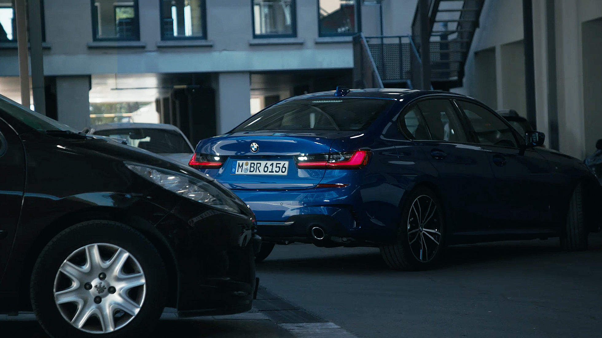 BMW 3 серії Седан, деталі M Performance. Вид спереду седана BMW 3 серії з деталями M Performance з поворотом в одну чверть.