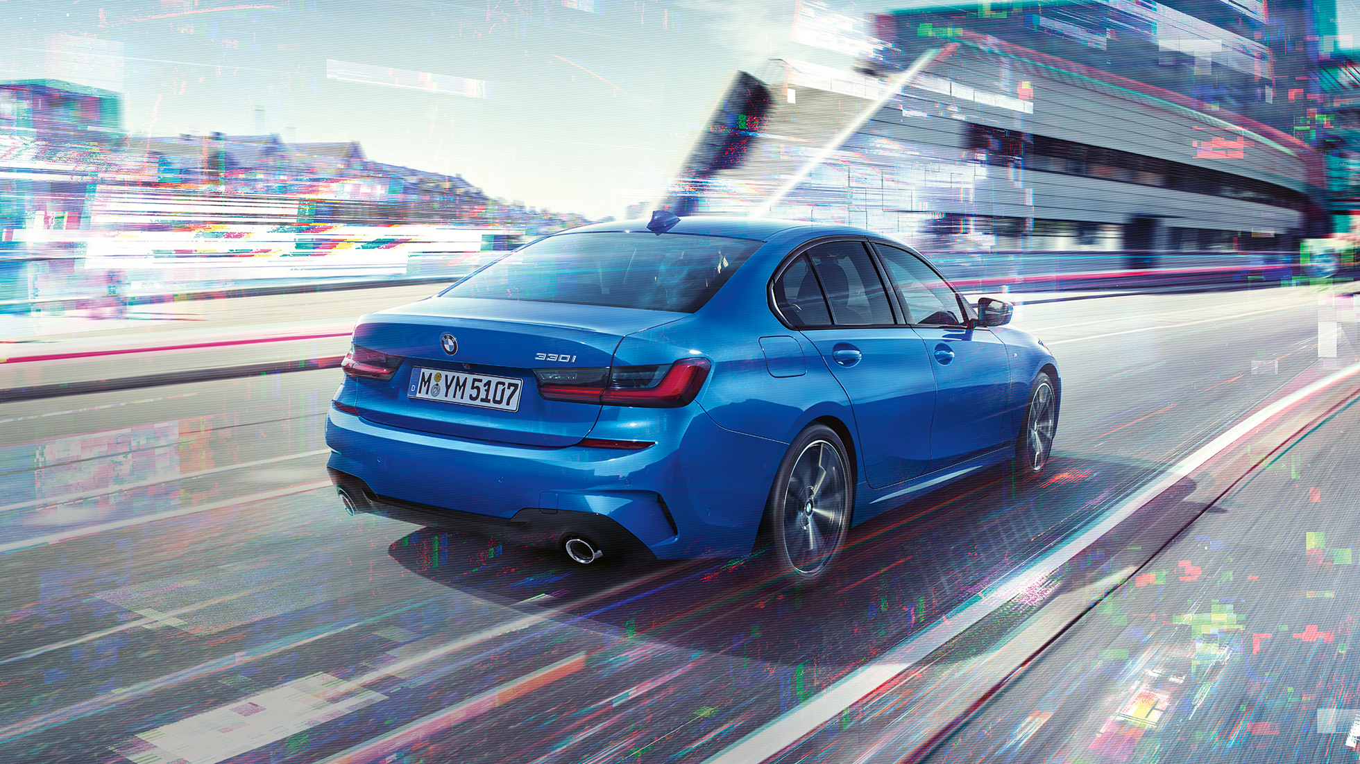 BMW 3 серії Седан, боковий задній знімок. Вид ззаду седана BMW 3 серії в день перед міською обстановкою з поворотом в три чверті.